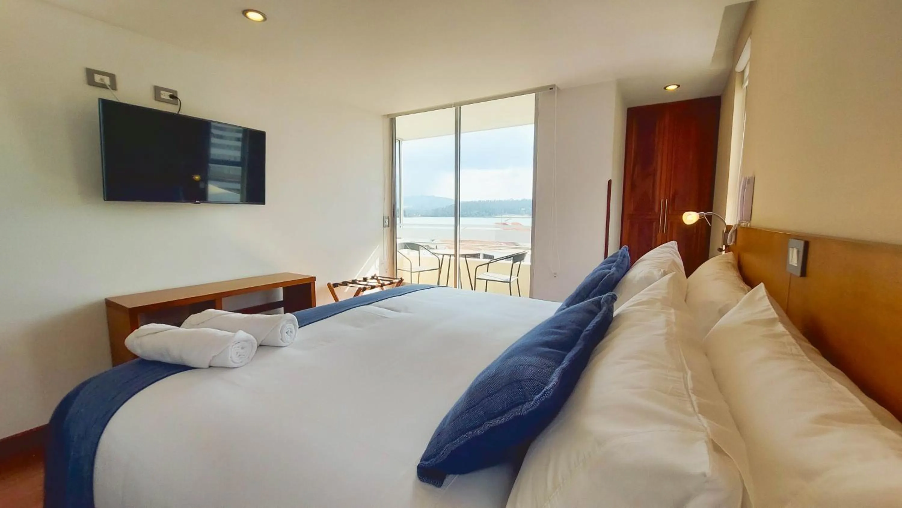 Photo of the whole room, Bed in Samakwā Hotel Boutique