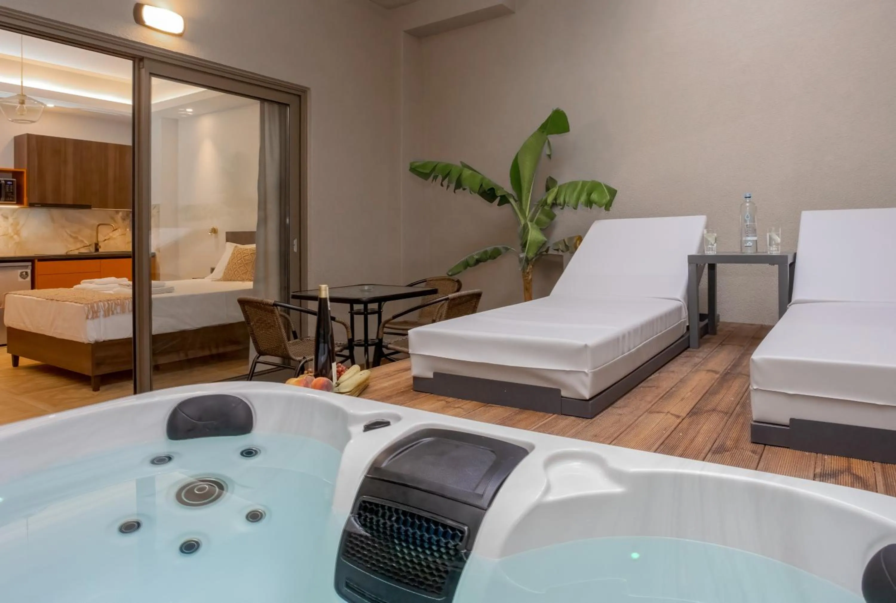 Hot Tub, Bed in Royal Gold City Suites by Omilos Hotels