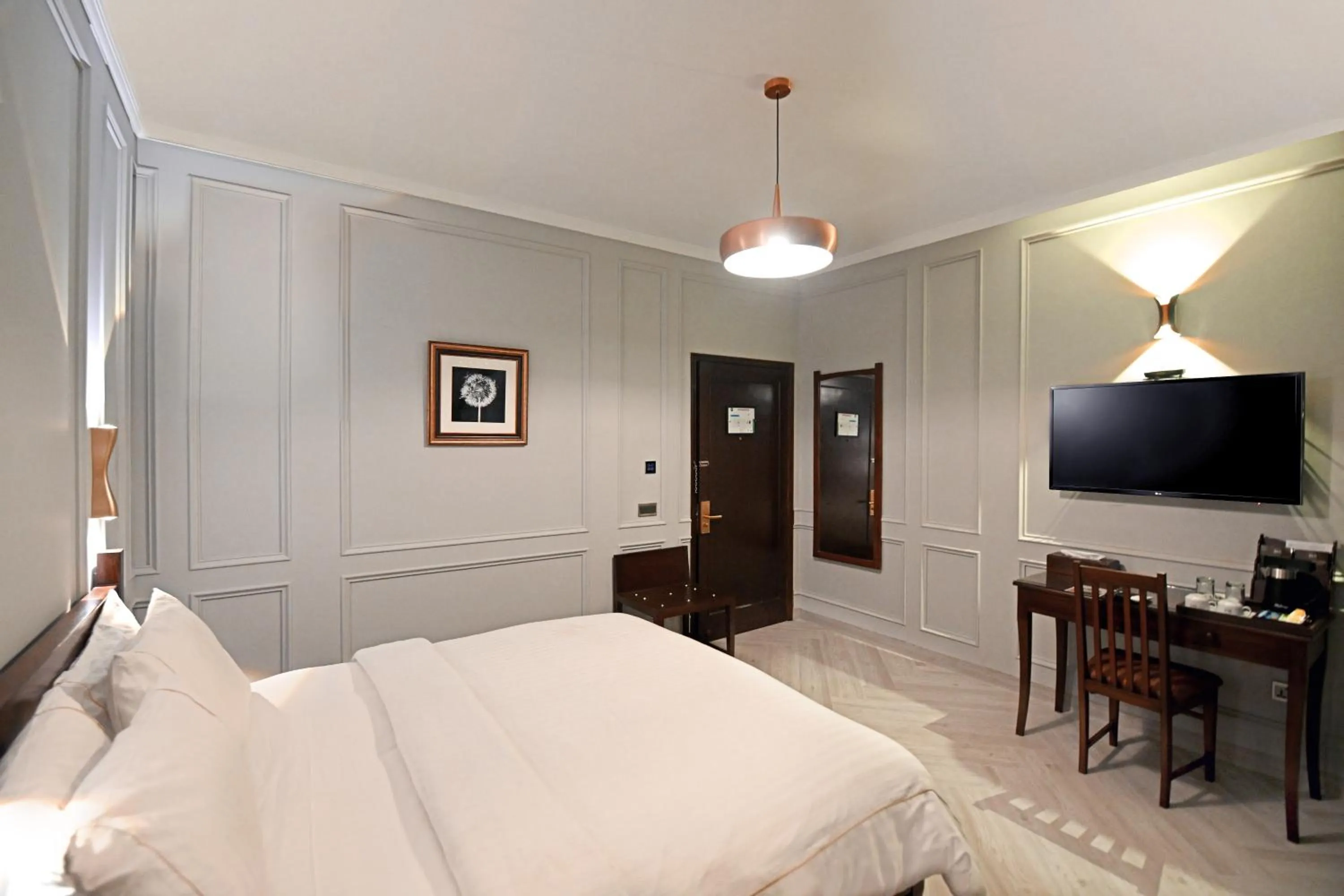 Photo of the whole room, Bed in The Residency Hotel