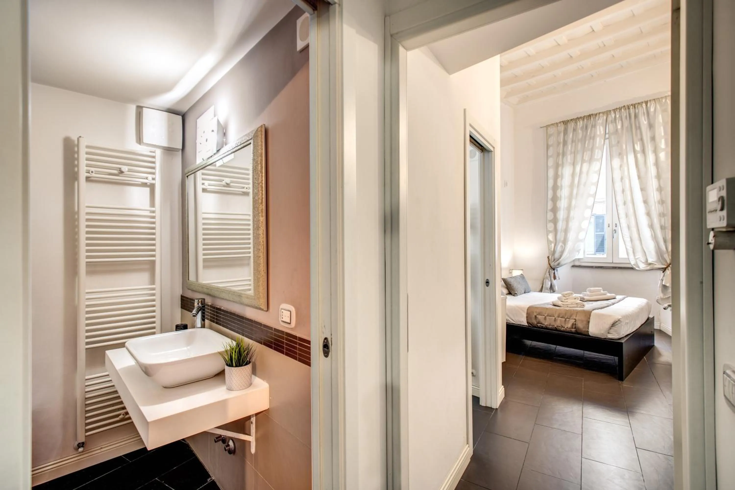 Bathroom, Bed in Trastevere Miracle Suite