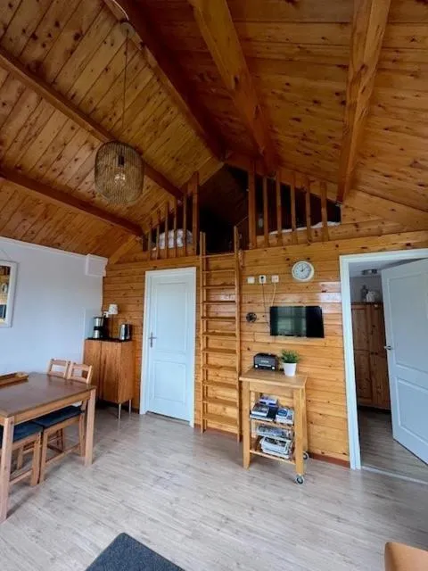 Dining area in Vakantiehuisjes Marsherne
