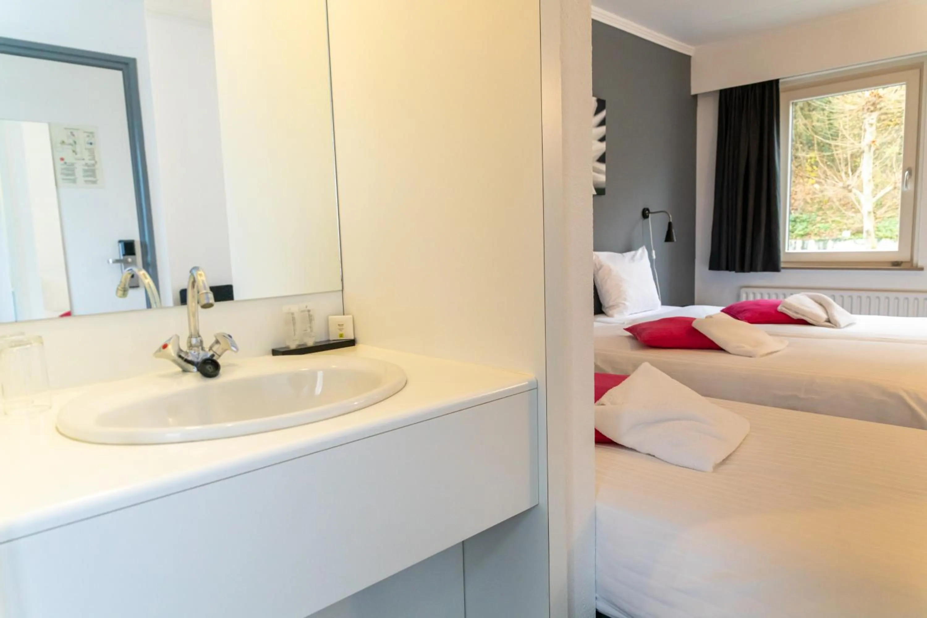 Bathroom, Bed in Huis Ter Geul