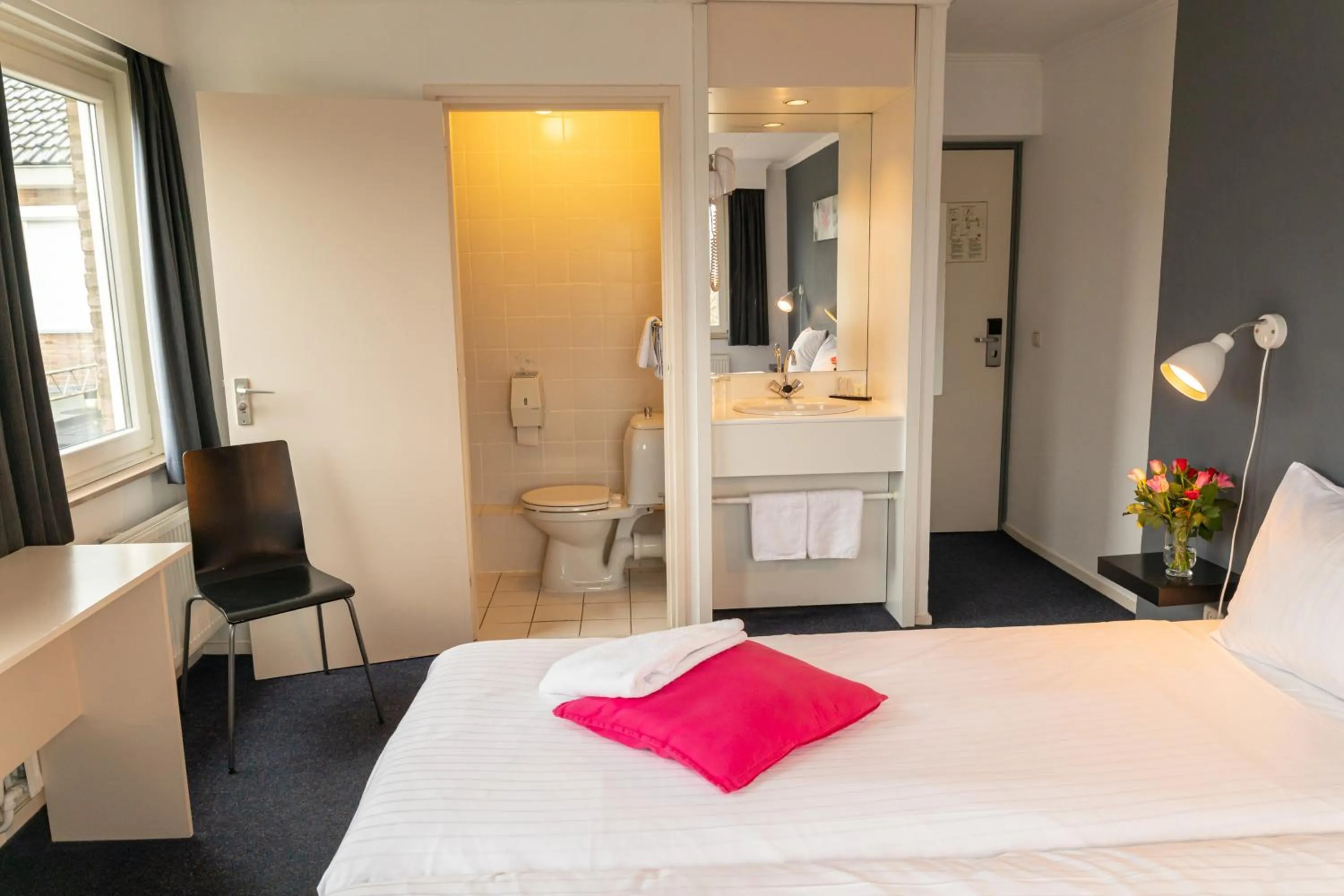 Photo of the whole room, Bed in Huis Ter Geul