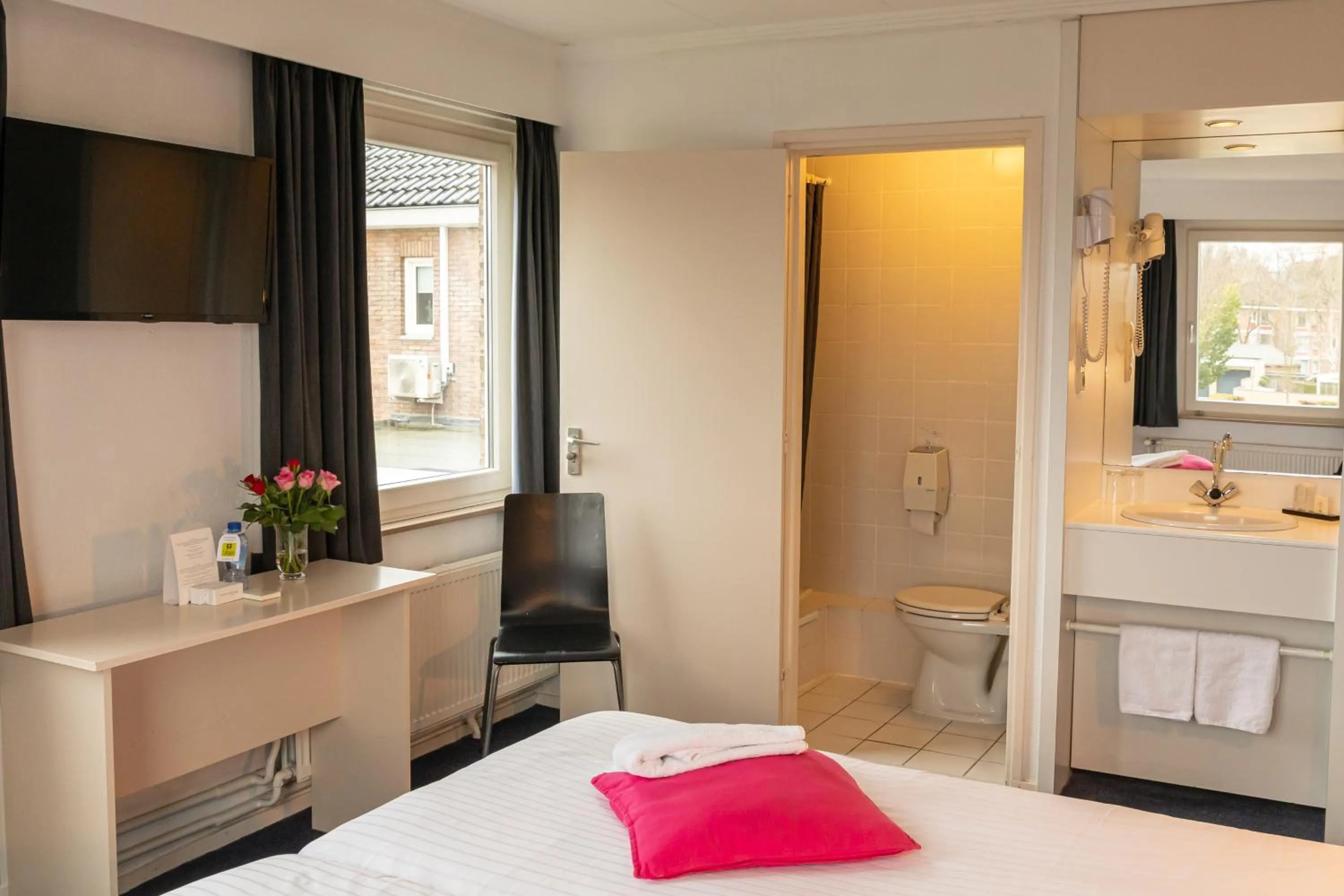 Photo of the whole room, Bed in Huis Ter Geul