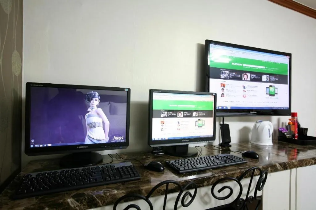 TV and multimedia in New World Hotel Yongsan