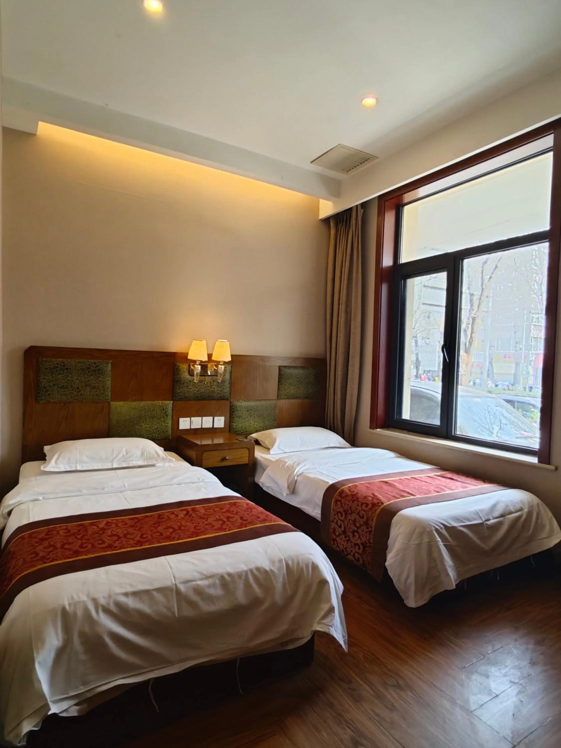 Photo of the whole room, Bed in Beijing Huiqing Garden Bussiness Hotel