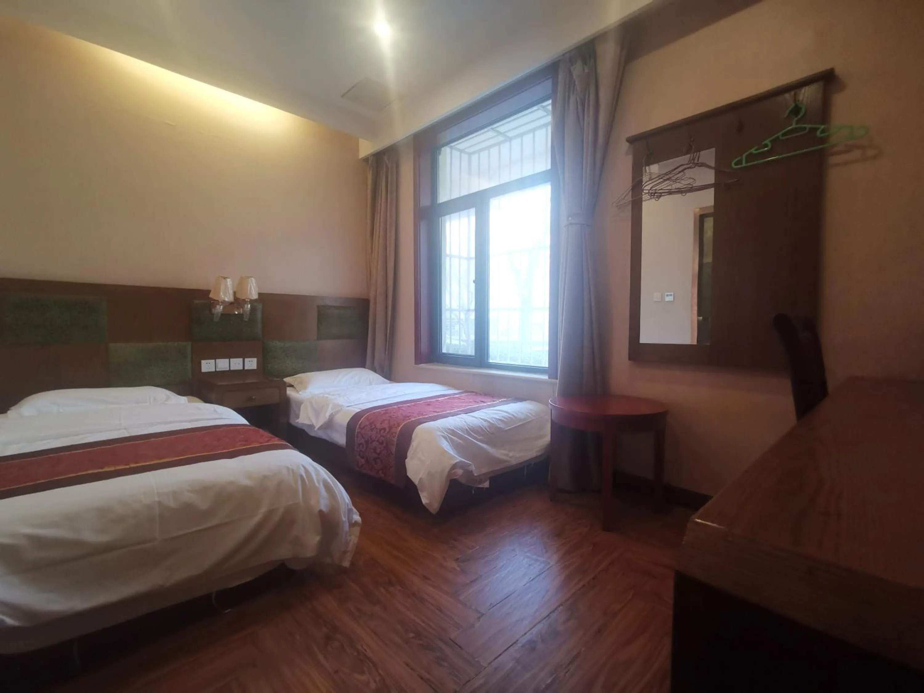 Photo of the whole room, Bed in Beijing Huiqing Garden Bussiness Hotel