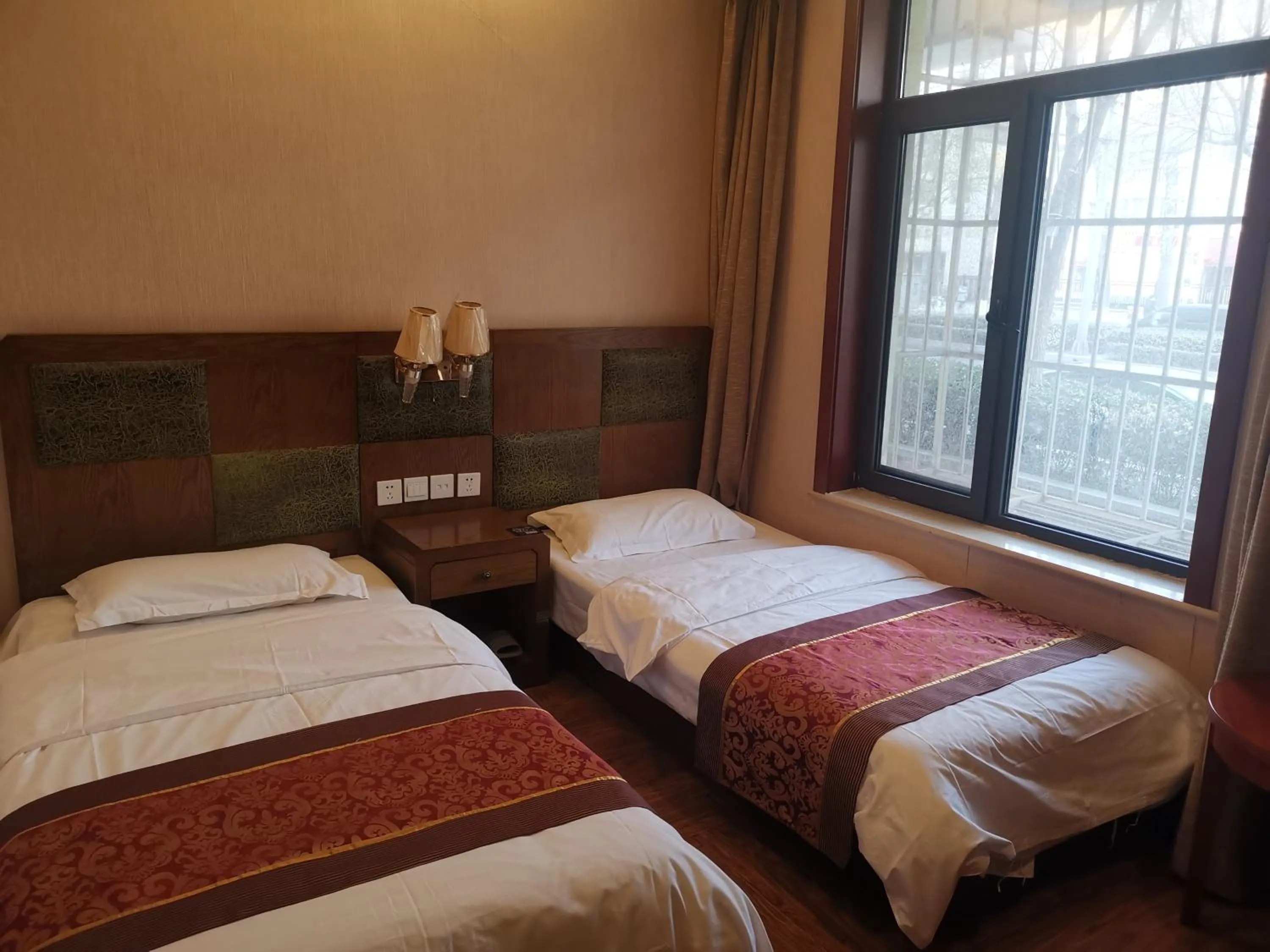 Photo of the whole room, Bed in Beijing Huiqing Garden Bussiness Hotel