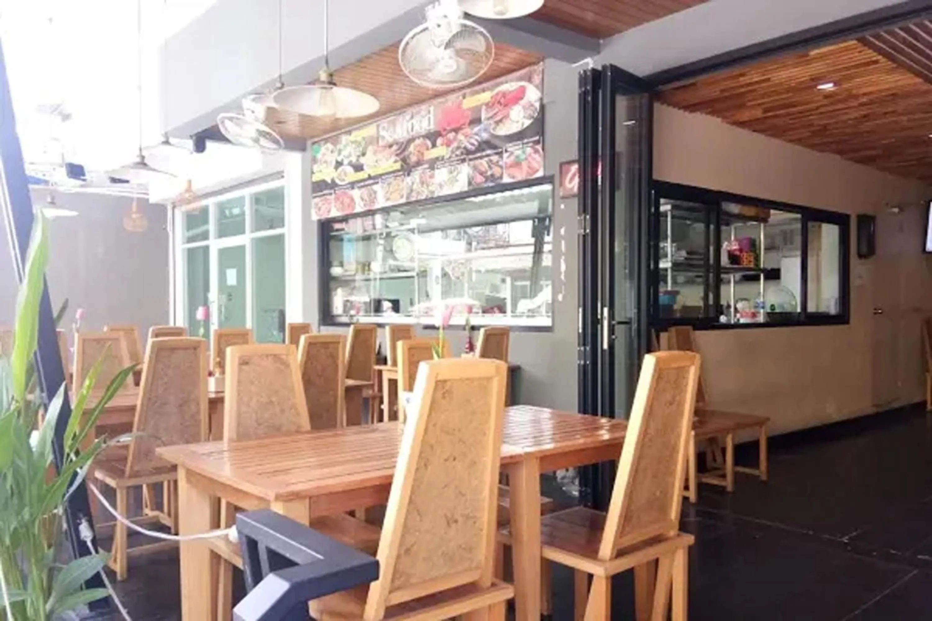 Restaurant/places to eat in Landmark Patong Hotel