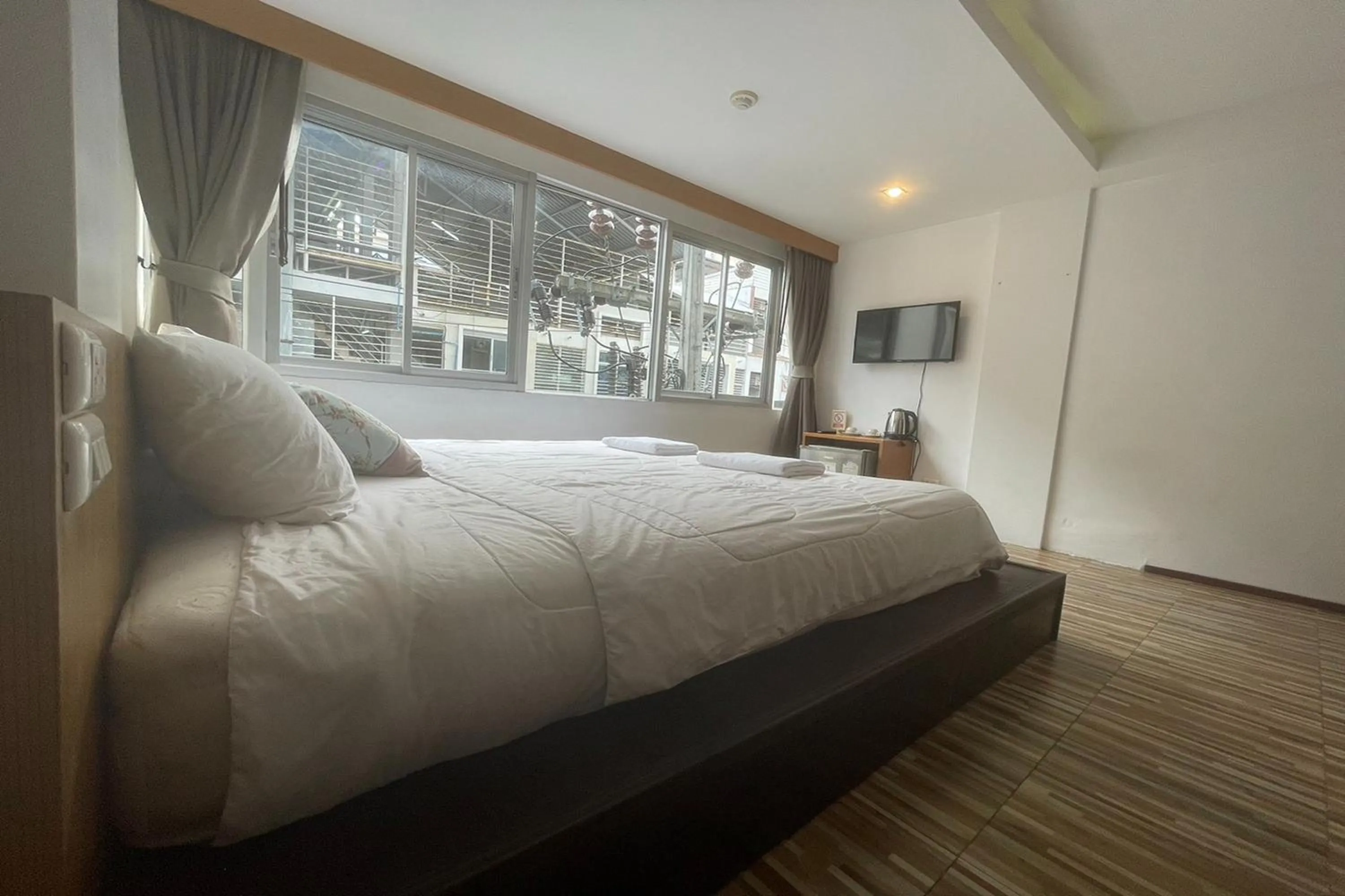 Photo of the whole room, Bed in Landmark Patong Hotel