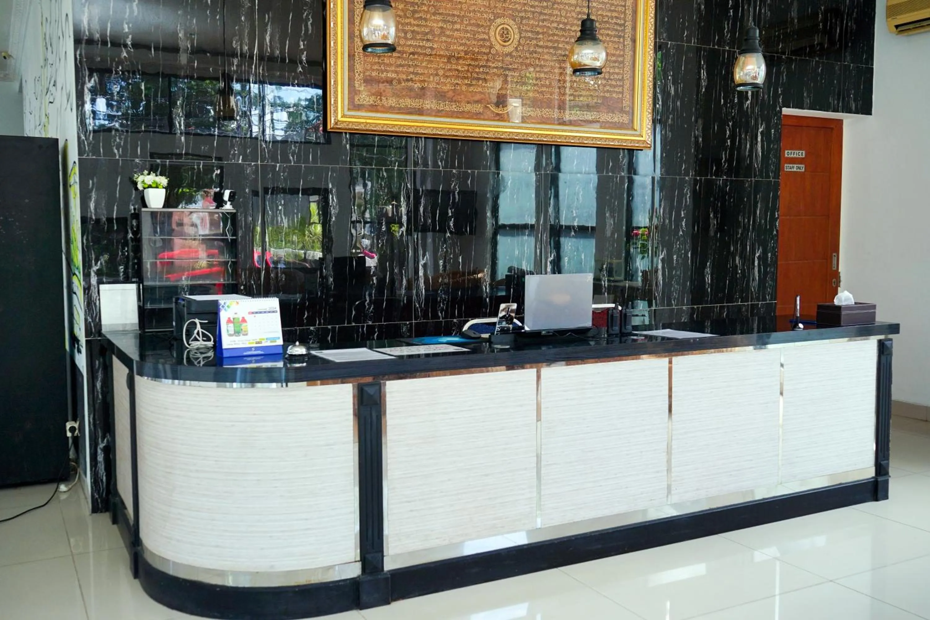 Lobby or reception in Urbanview Hotel Syariah Ratu Elok Banjarbaru by RedDoorz