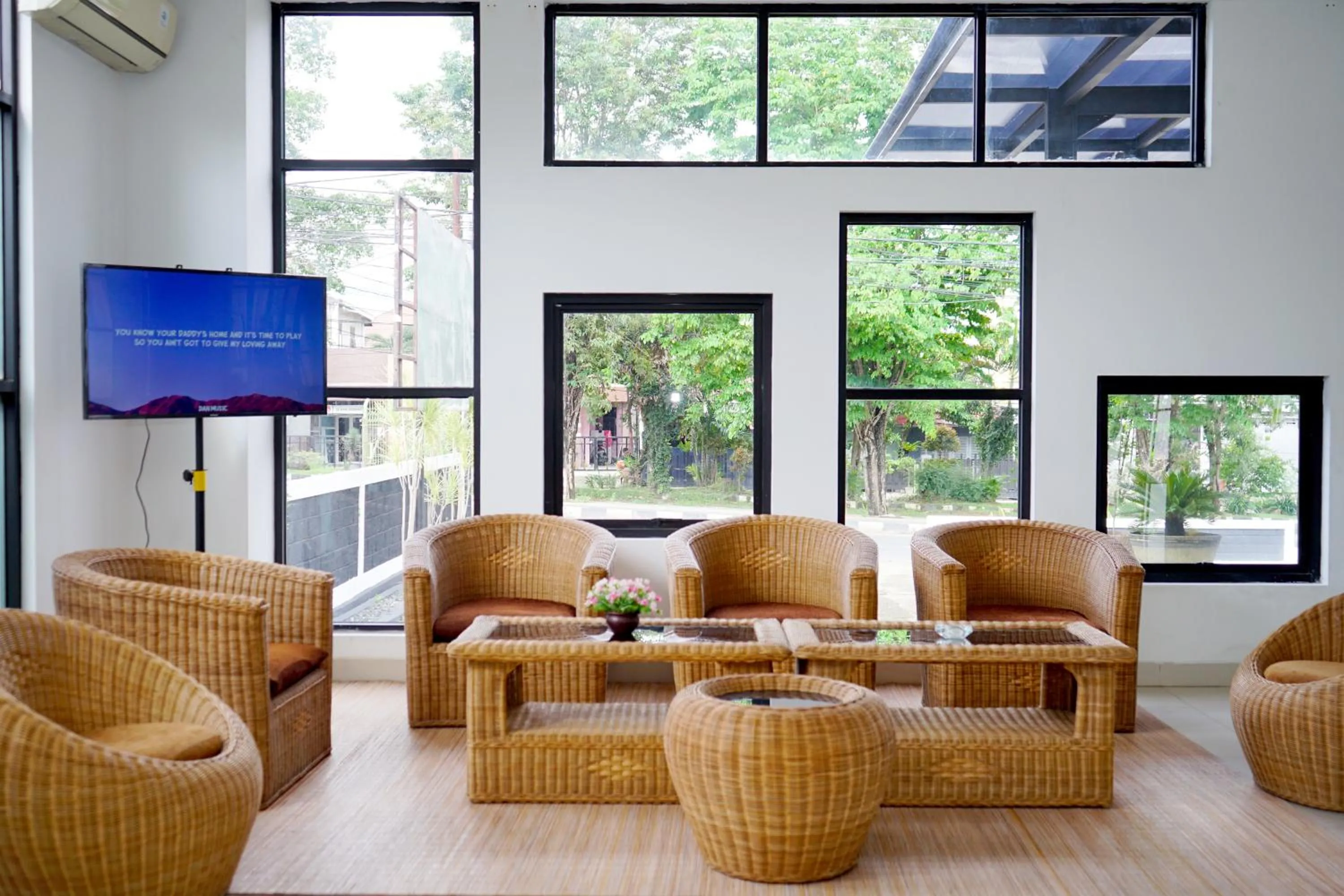 Lobby or reception in Urbanview Hotel Syariah Ratu Elok Banjarbaru by RedDoorz