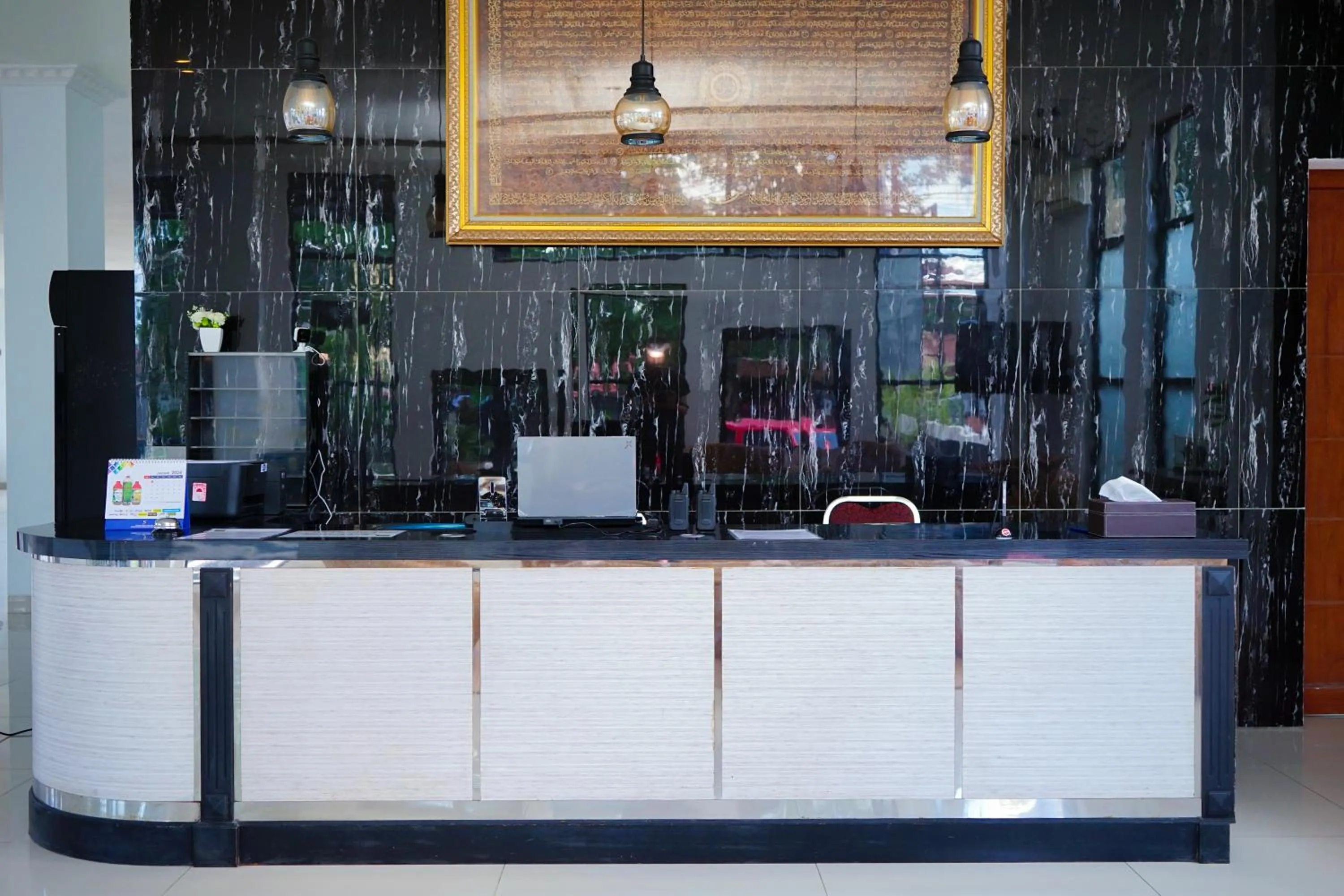 Lobby or reception in Urbanview Hotel Syariah Ratu Elok Banjarbaru by RedDoorz