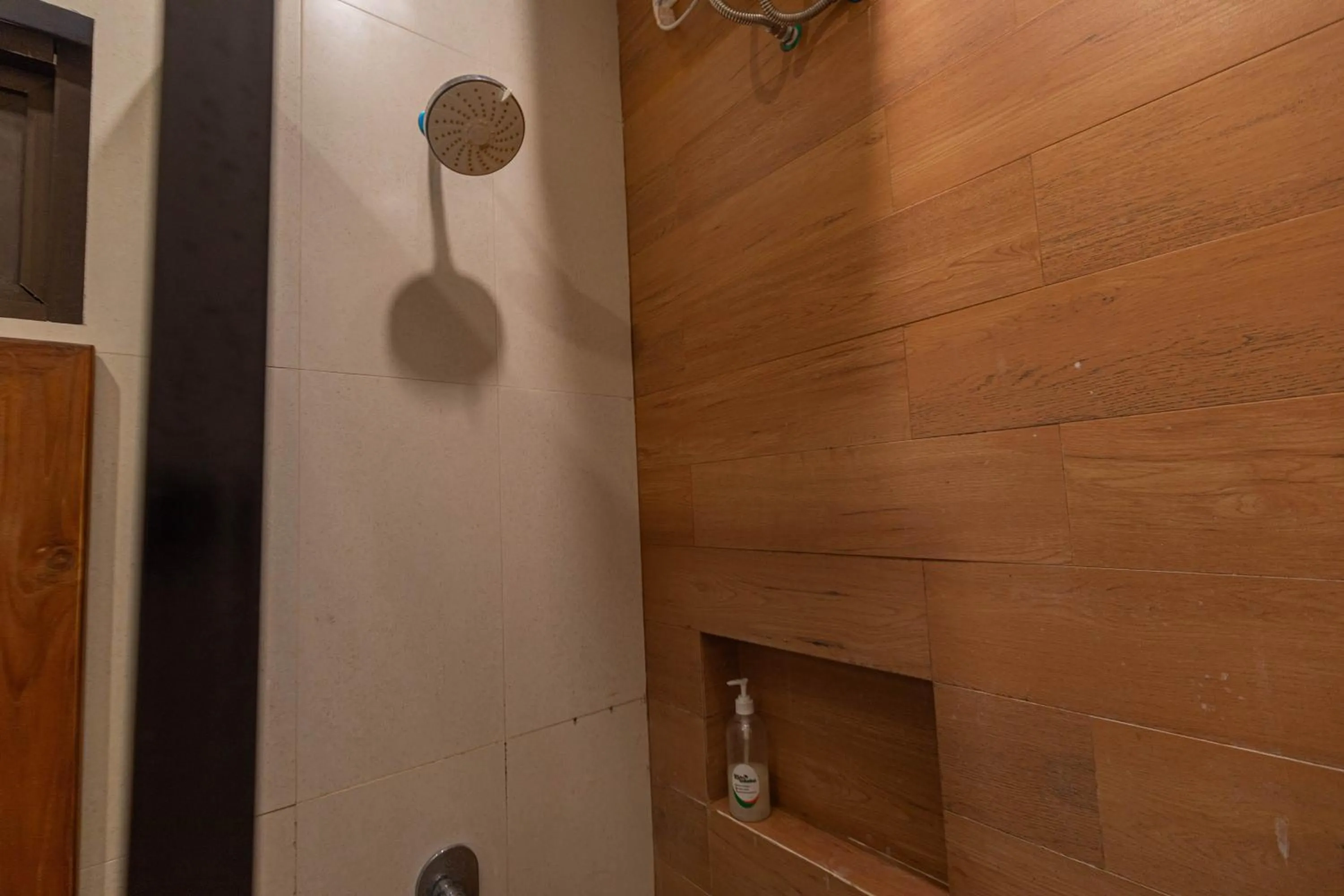 Shower in Hotel Griya Katarina