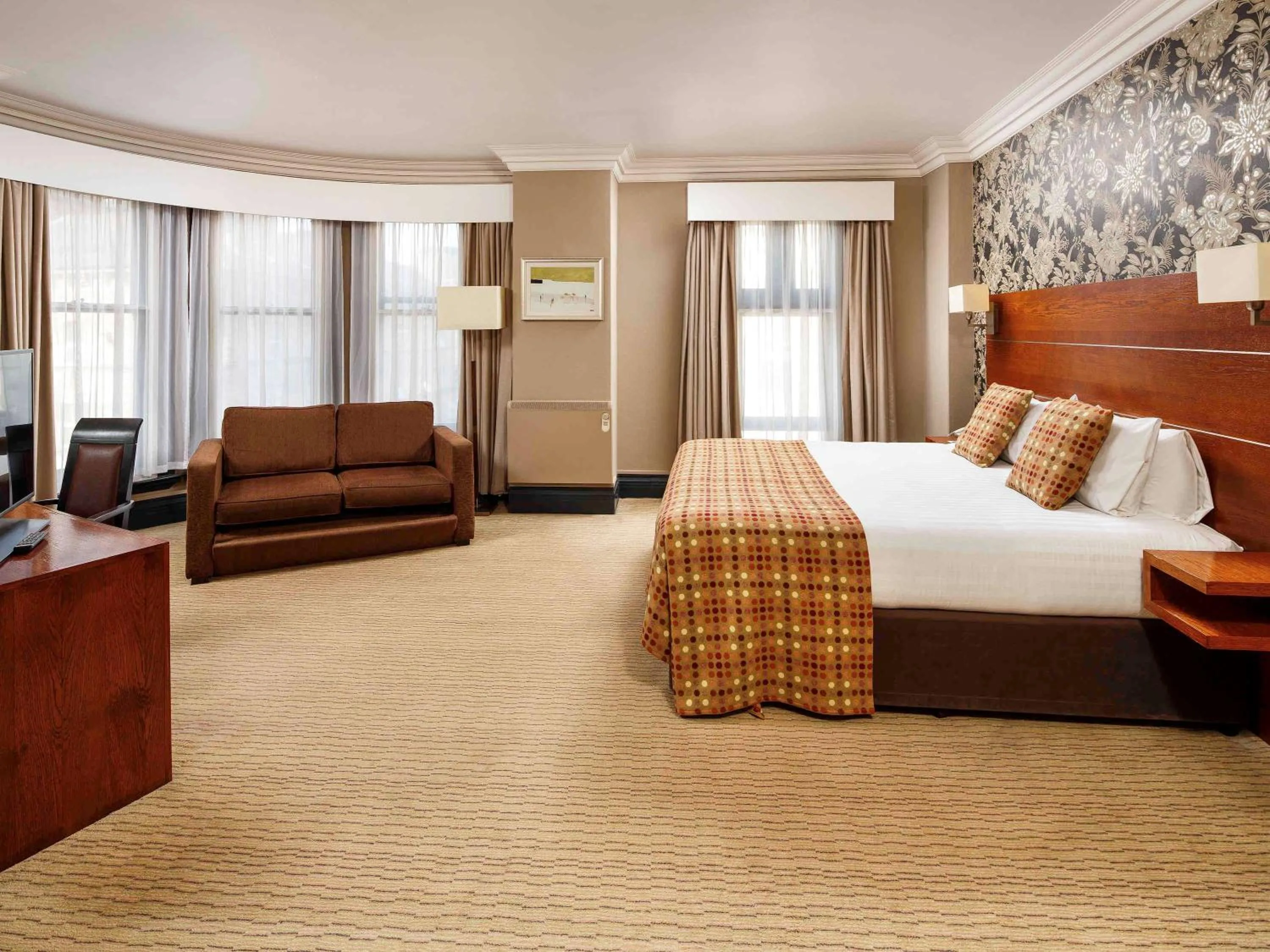 Photo of the whole room, Bed in Mercure Bradford, Bankfield Hotel