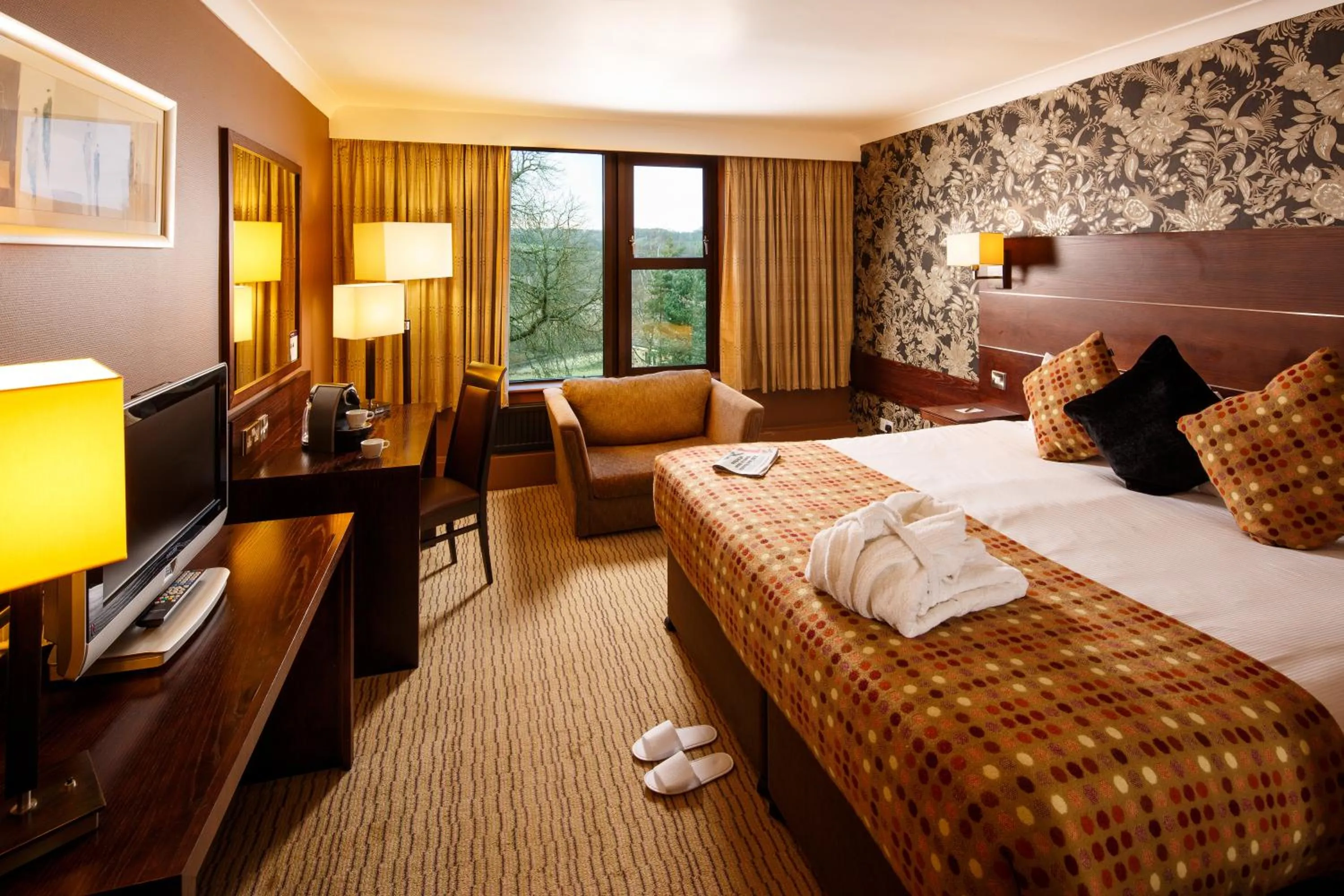 View (from property/room), Bed in Mercure Bradford, Bankfield Hotel