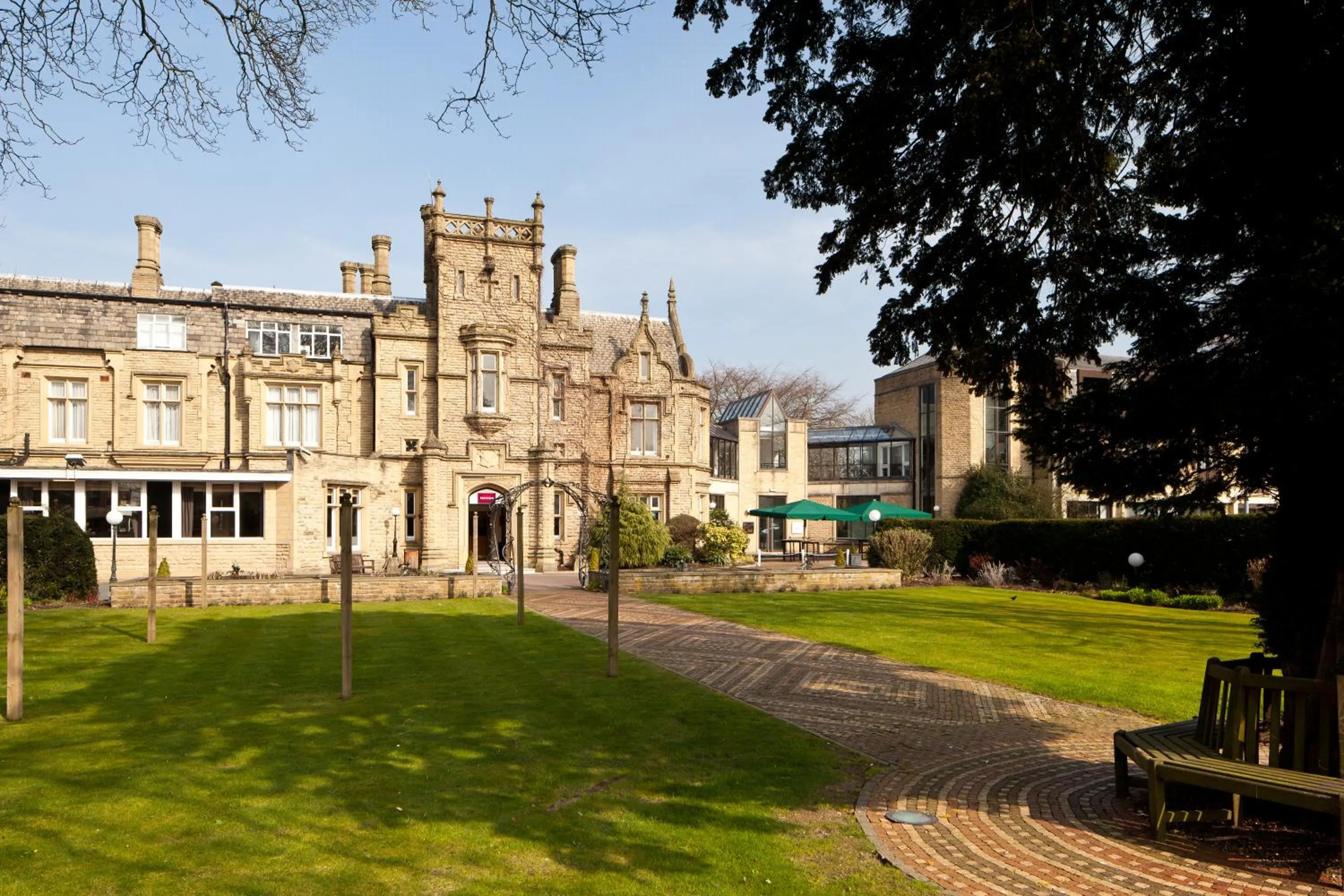 Facade/entrance in Mercure Bradford, Bankfield Hotel