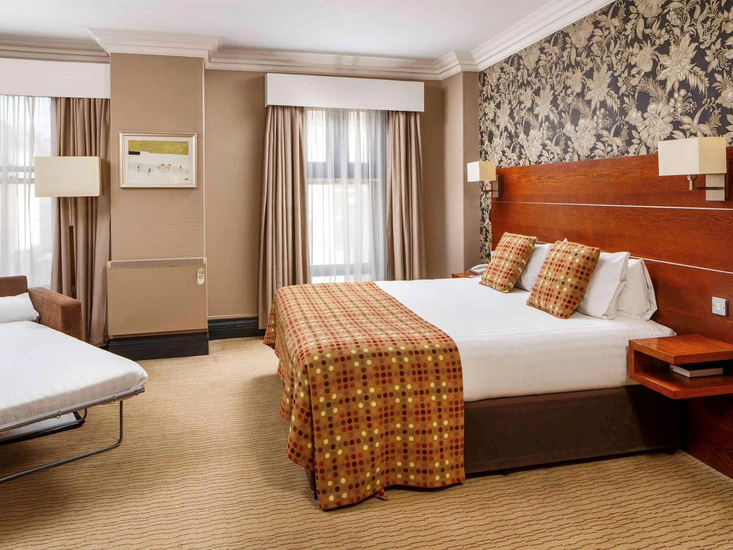 Photo of the whole room, Bed in Mercure Bradford, Bankfield Hotel