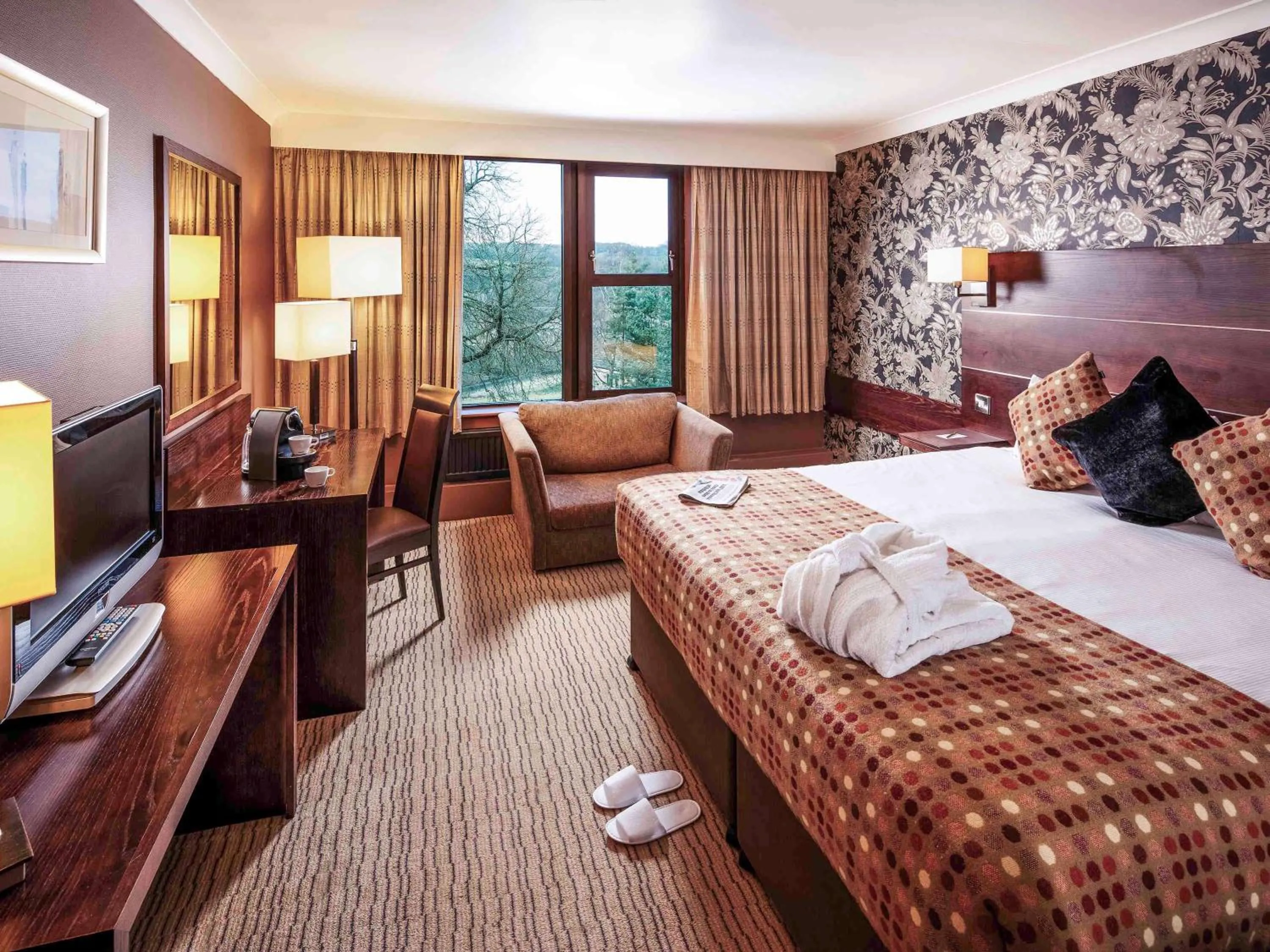 Photo of the whole room, Bed in Mercure Bradford, Bankfield Hotel