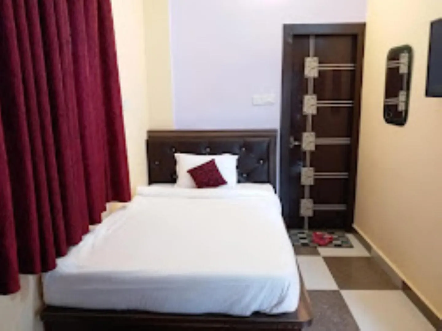 Bed in Hotel Kings Banaras , Varanasi