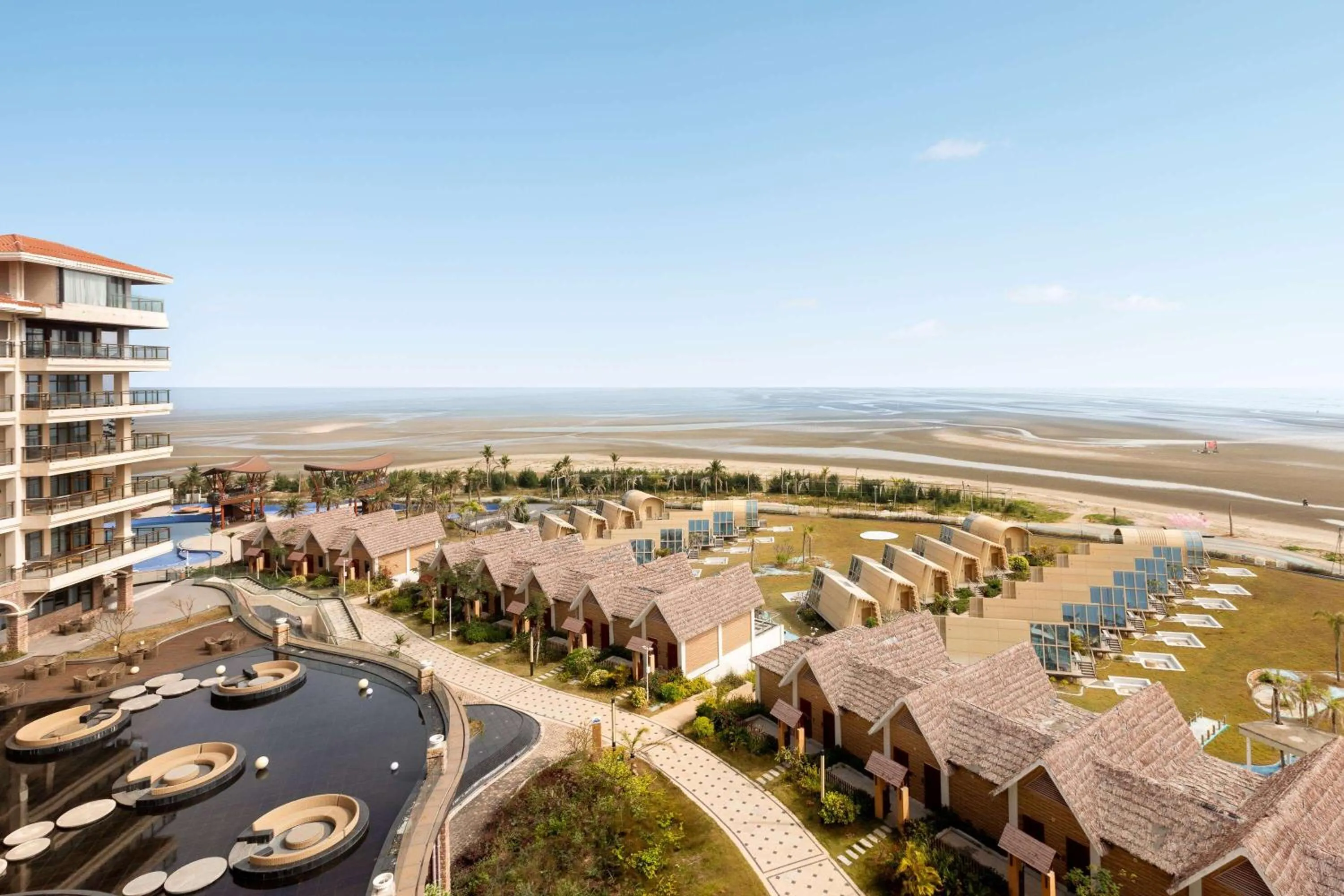 Property building in Days Hotel by Wyndham Fangchenggang Bailang Beach