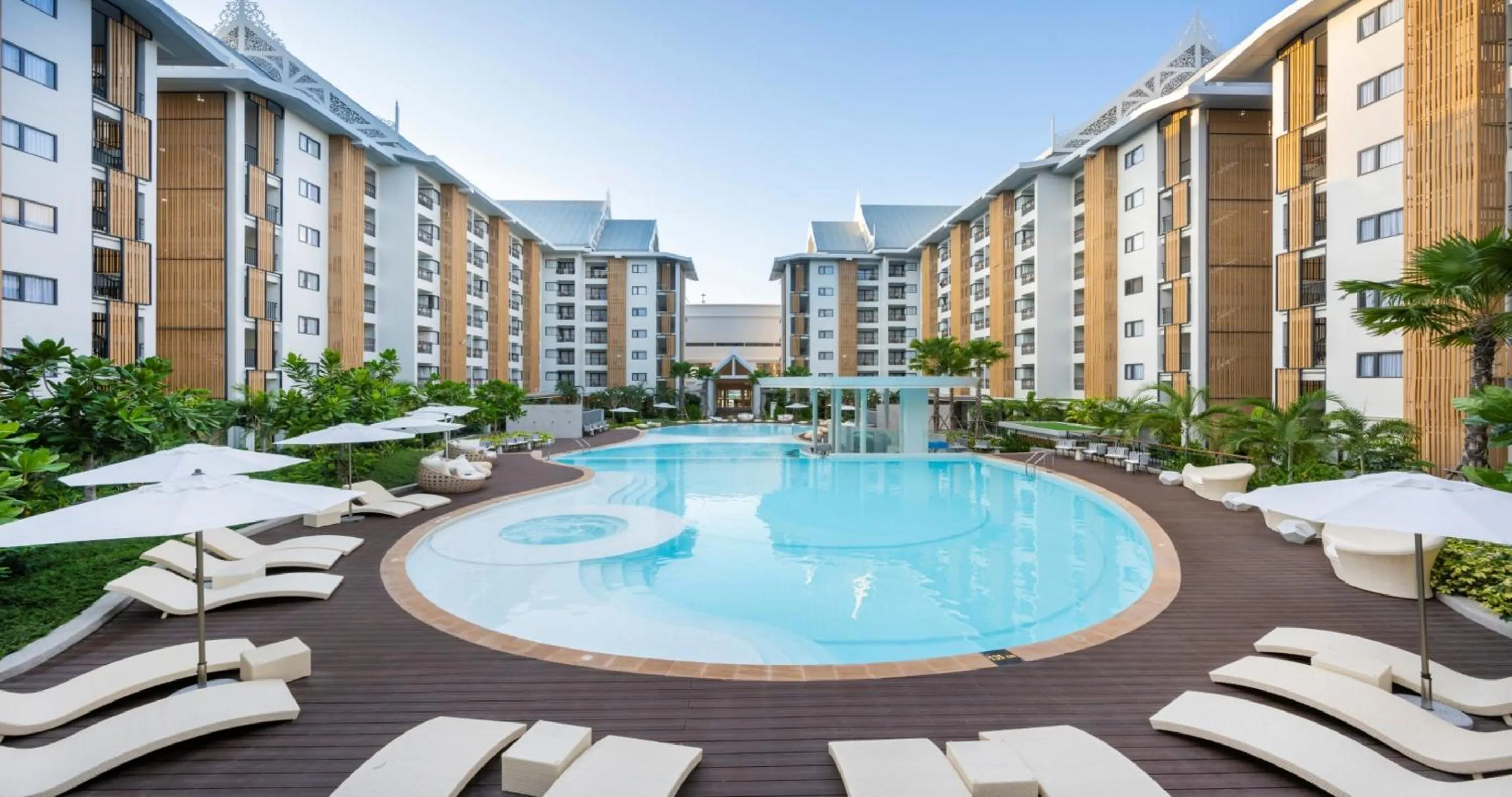 Swimming pool in Wyndham Jomtien Pattaya