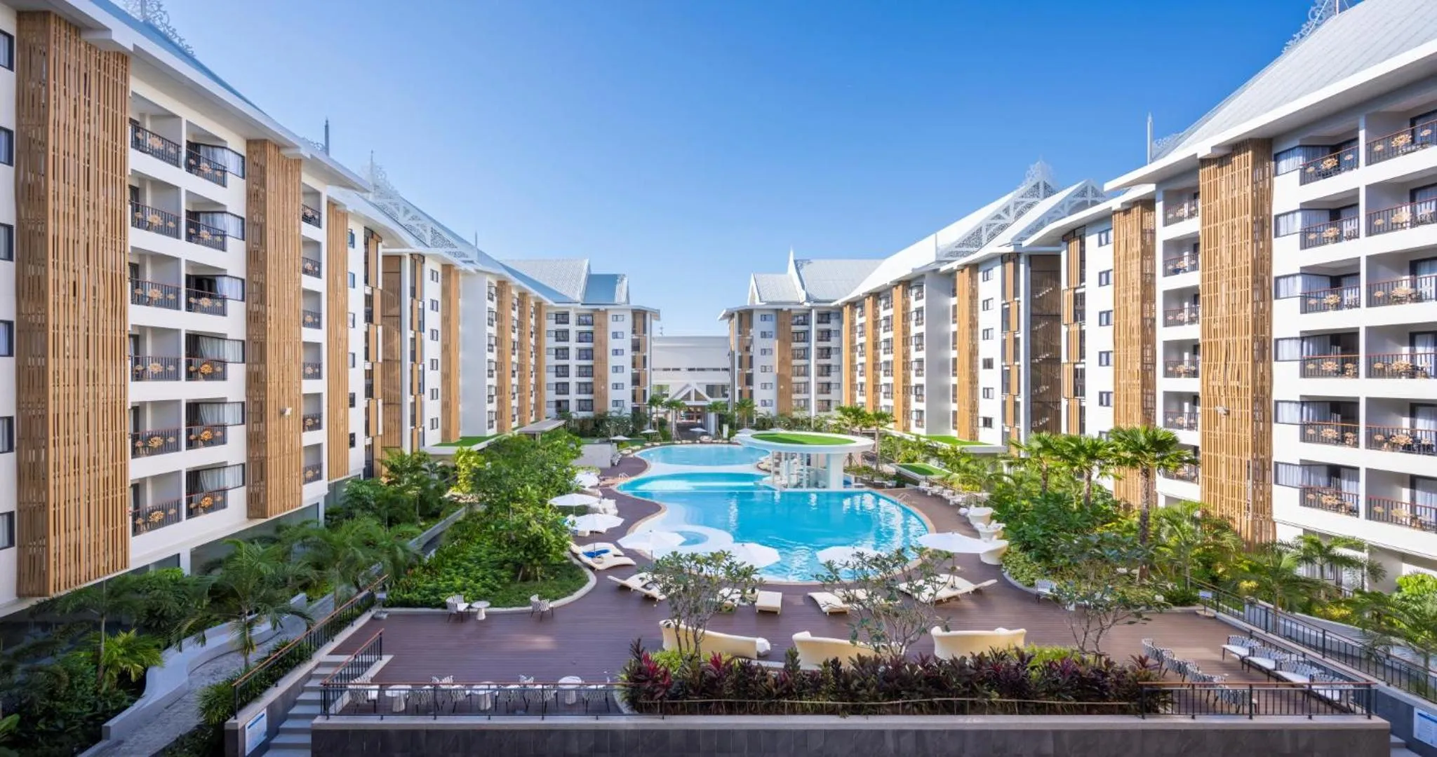 Swimming pool in Wyndham Jomtien Pattaya