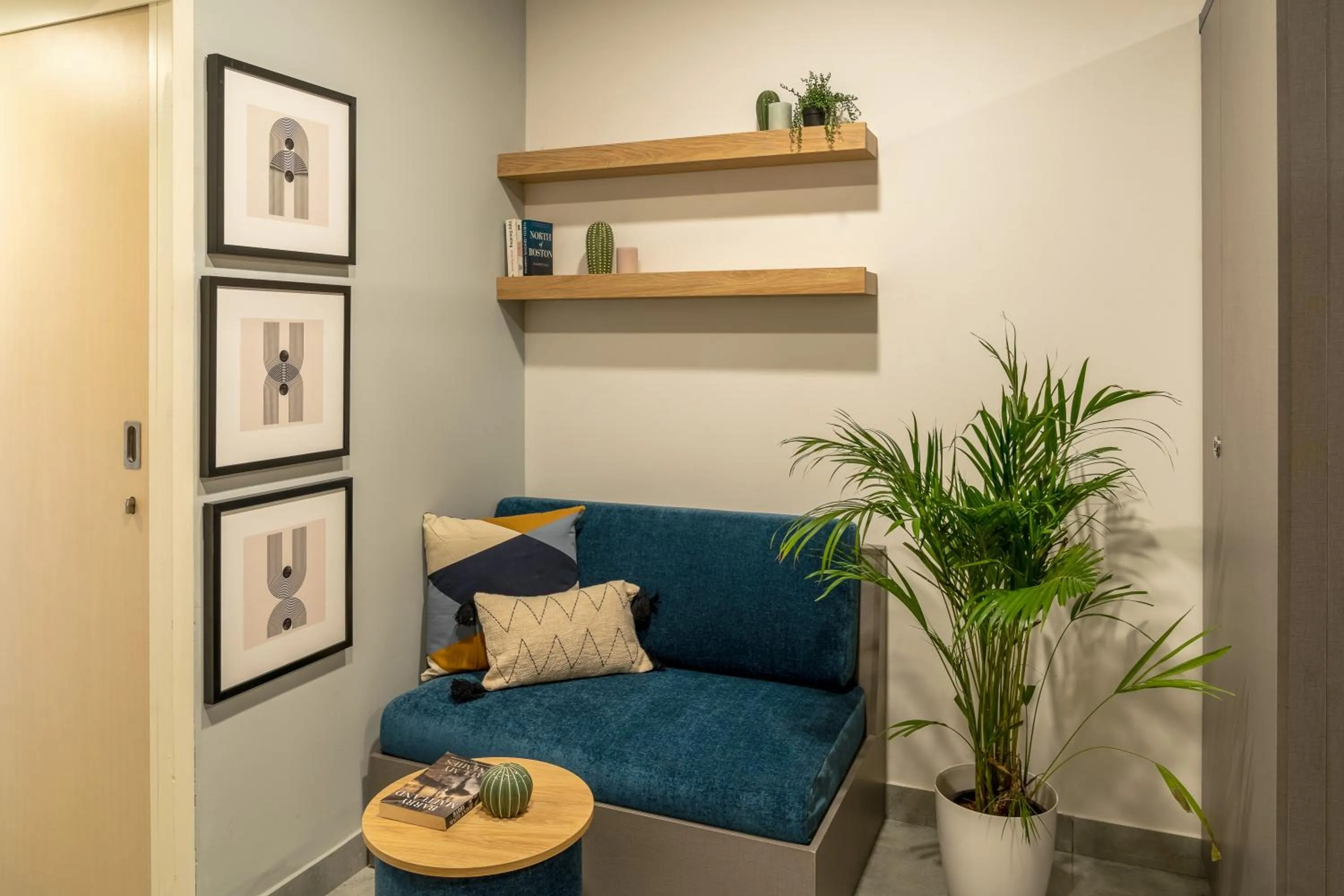Seating area in Olive Hotel Brookefield by Embassy Group