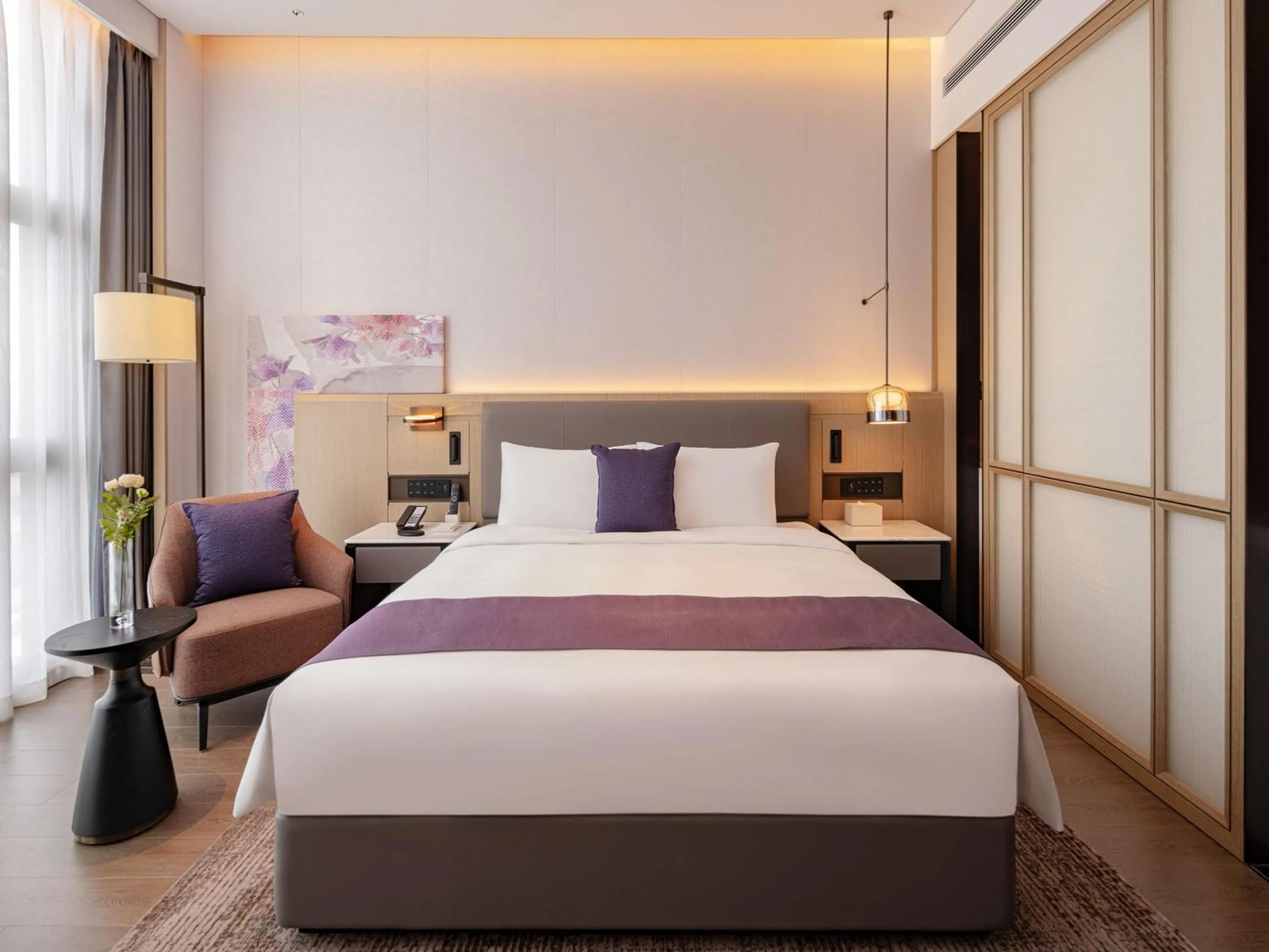 Bed in Grand Mercure Shenzhen Guangming