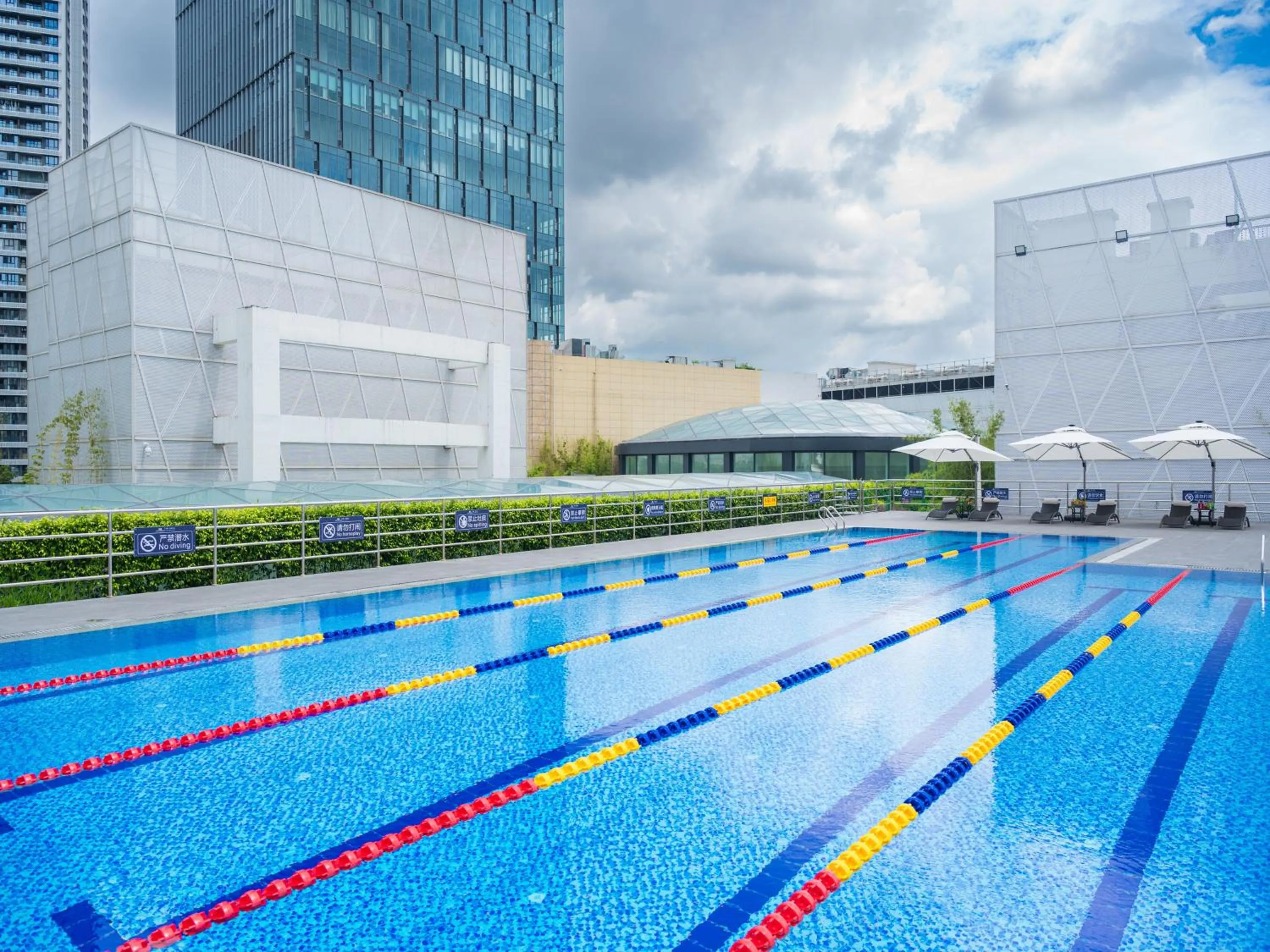 Swimming pool in Grand Mercure Shenzhen Guangming
