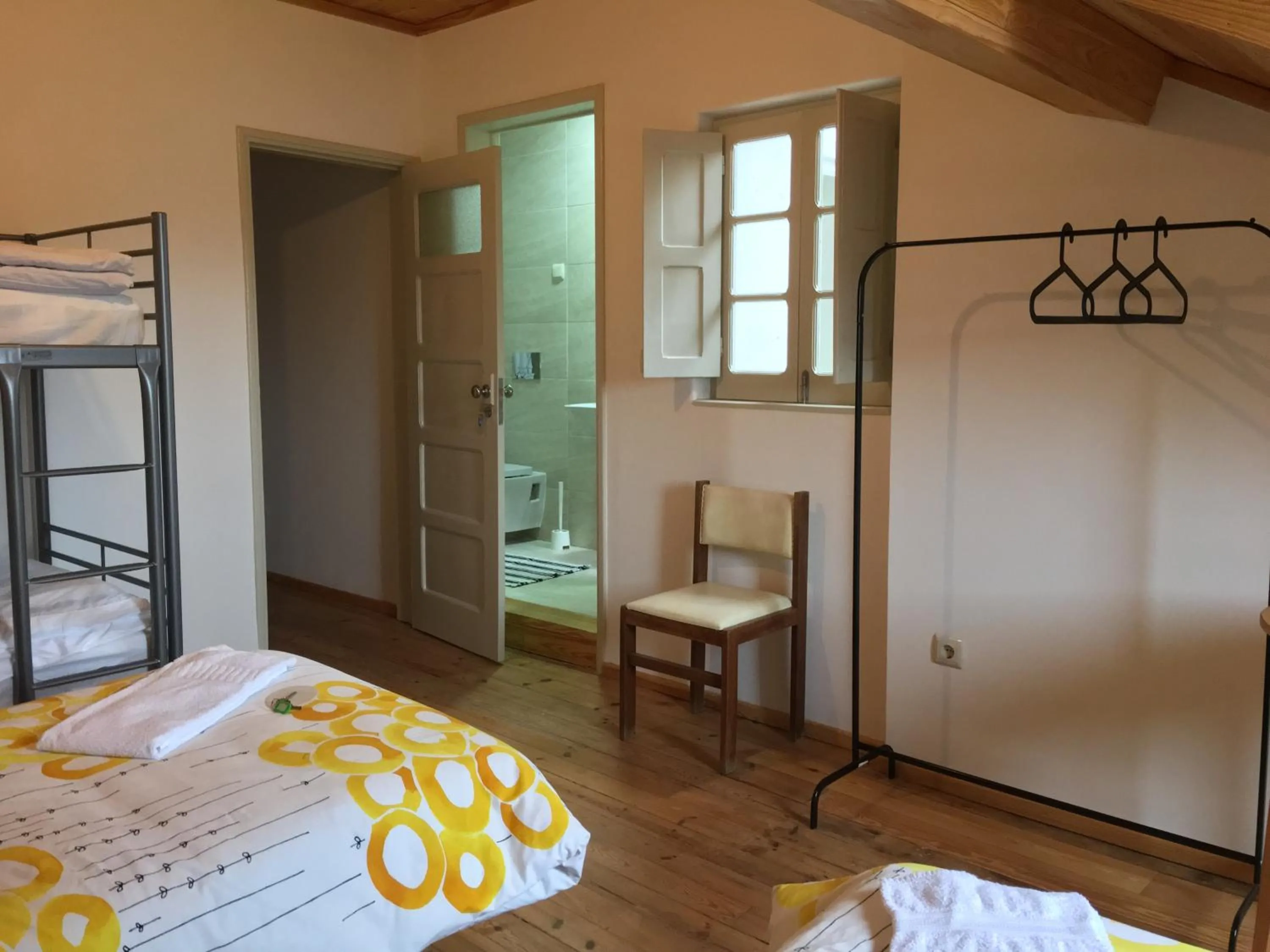 Shower, Bed in Residencial Avenida Hostel