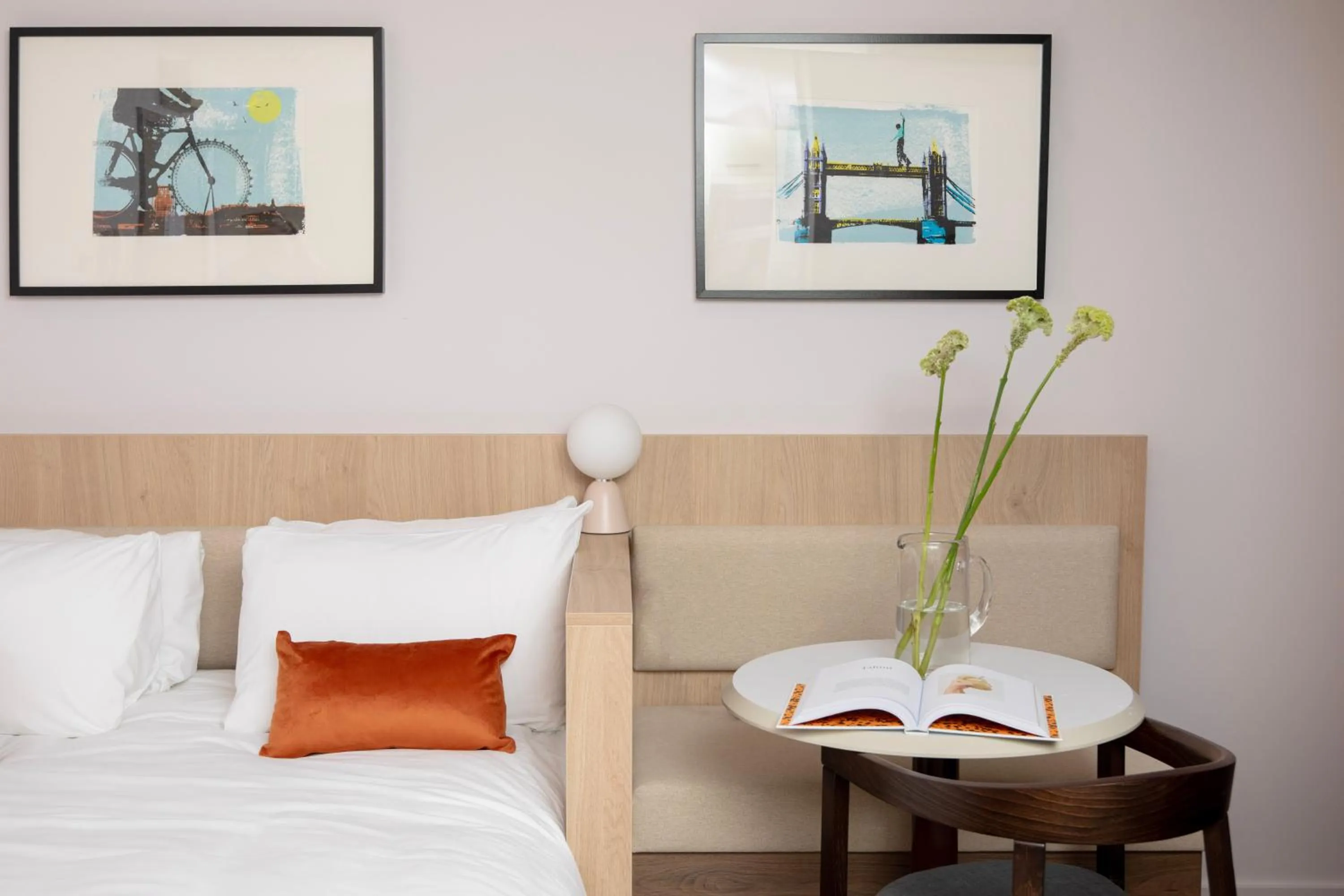 Living room, Bed in Bob W London Tower Hill - Residences