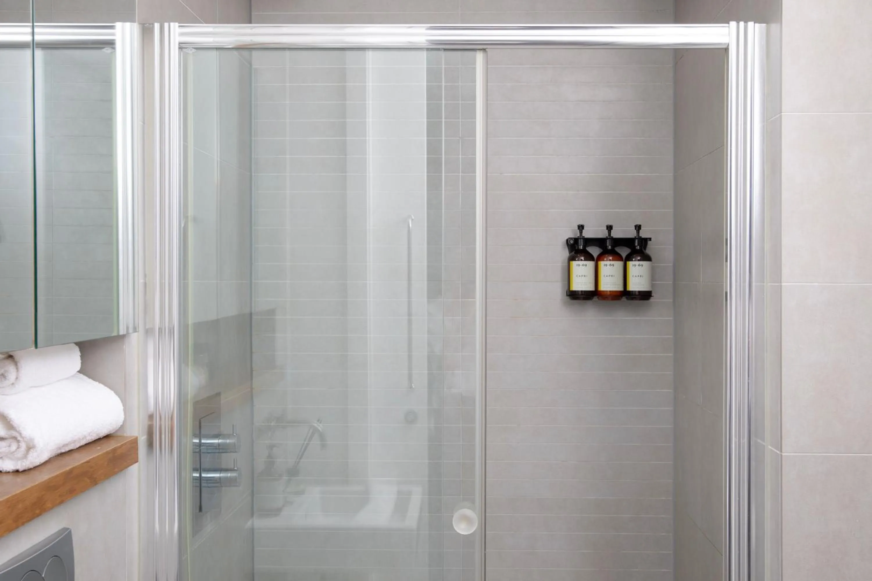 Bathroom in Bob W London Tower Hill - Residences