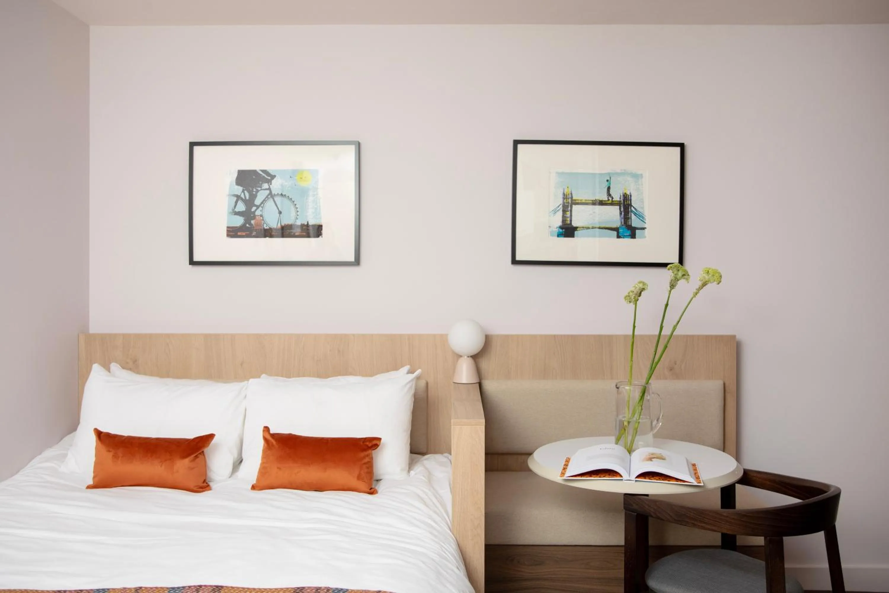 Living room, Bed in Bob W London Tower Hill - Residences