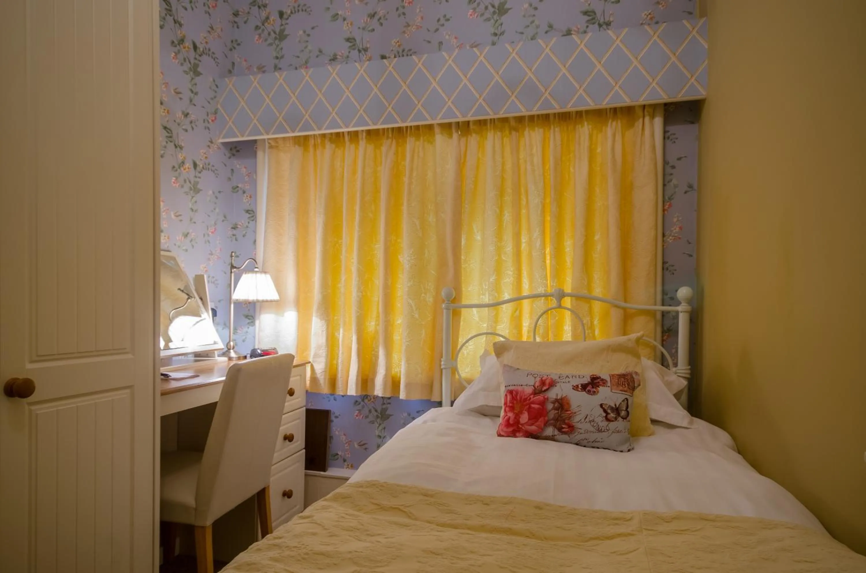 Bed in Cotford Hotel