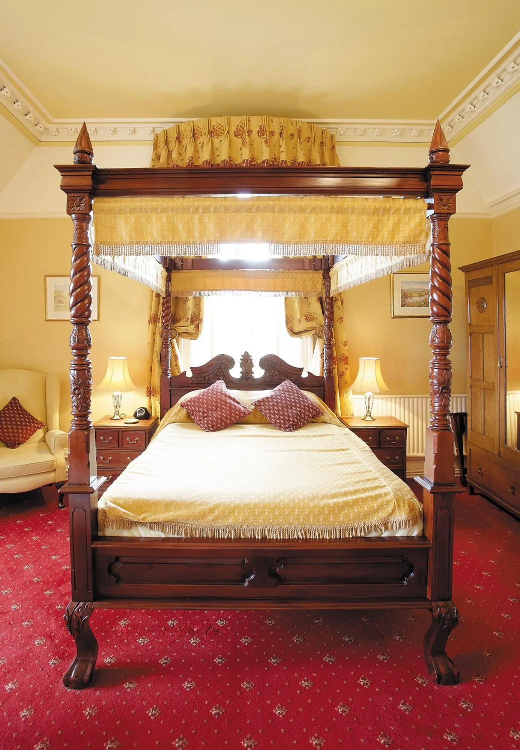 Bed in Cotford Hotel