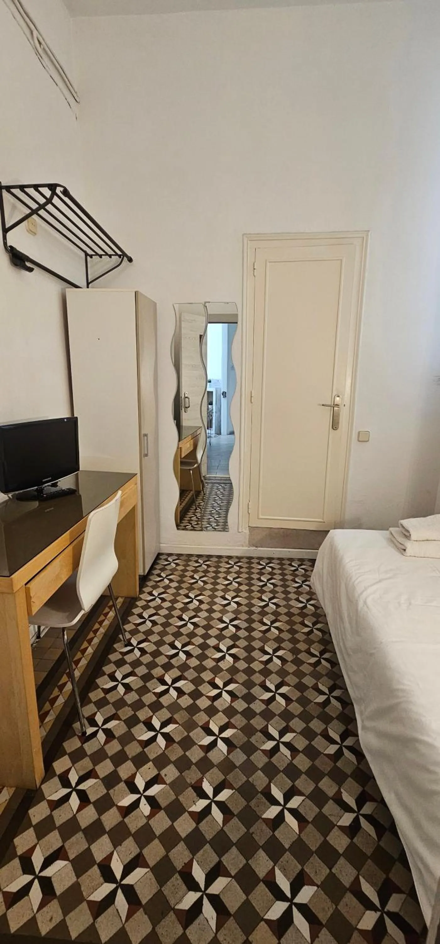 TV and multimedia, Bed in Hostal Eixample