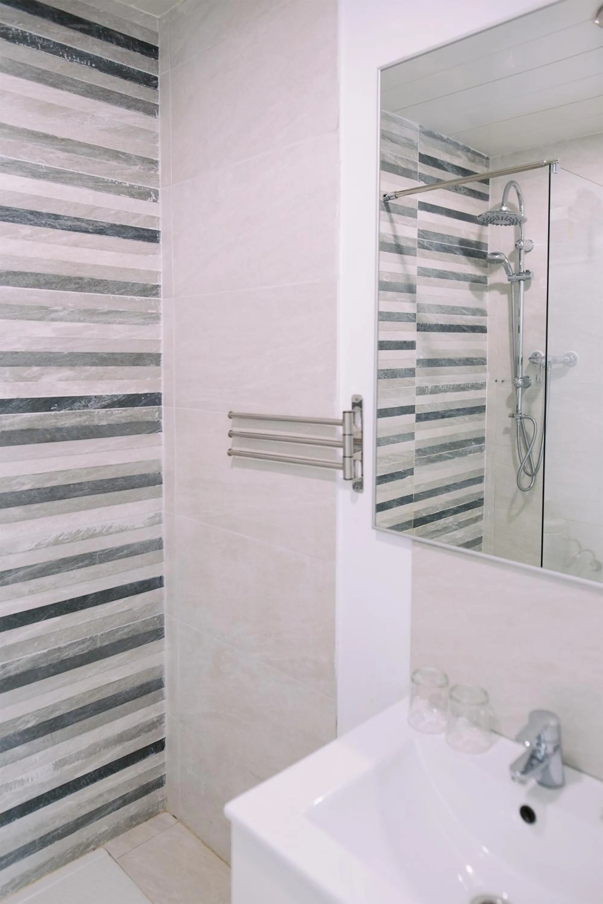 Shower in Hostal Eixample