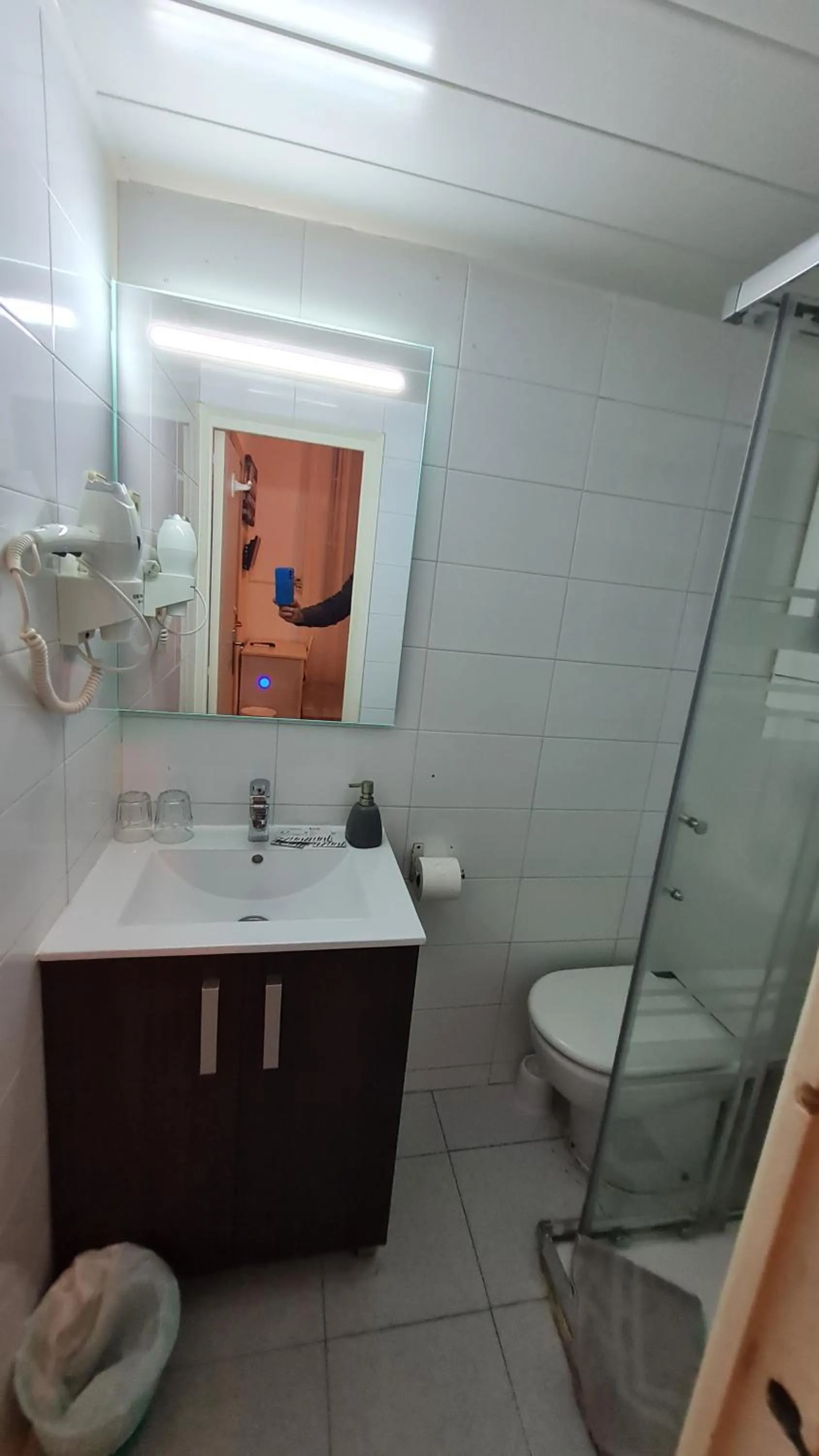 Shower in Hostal Eixample