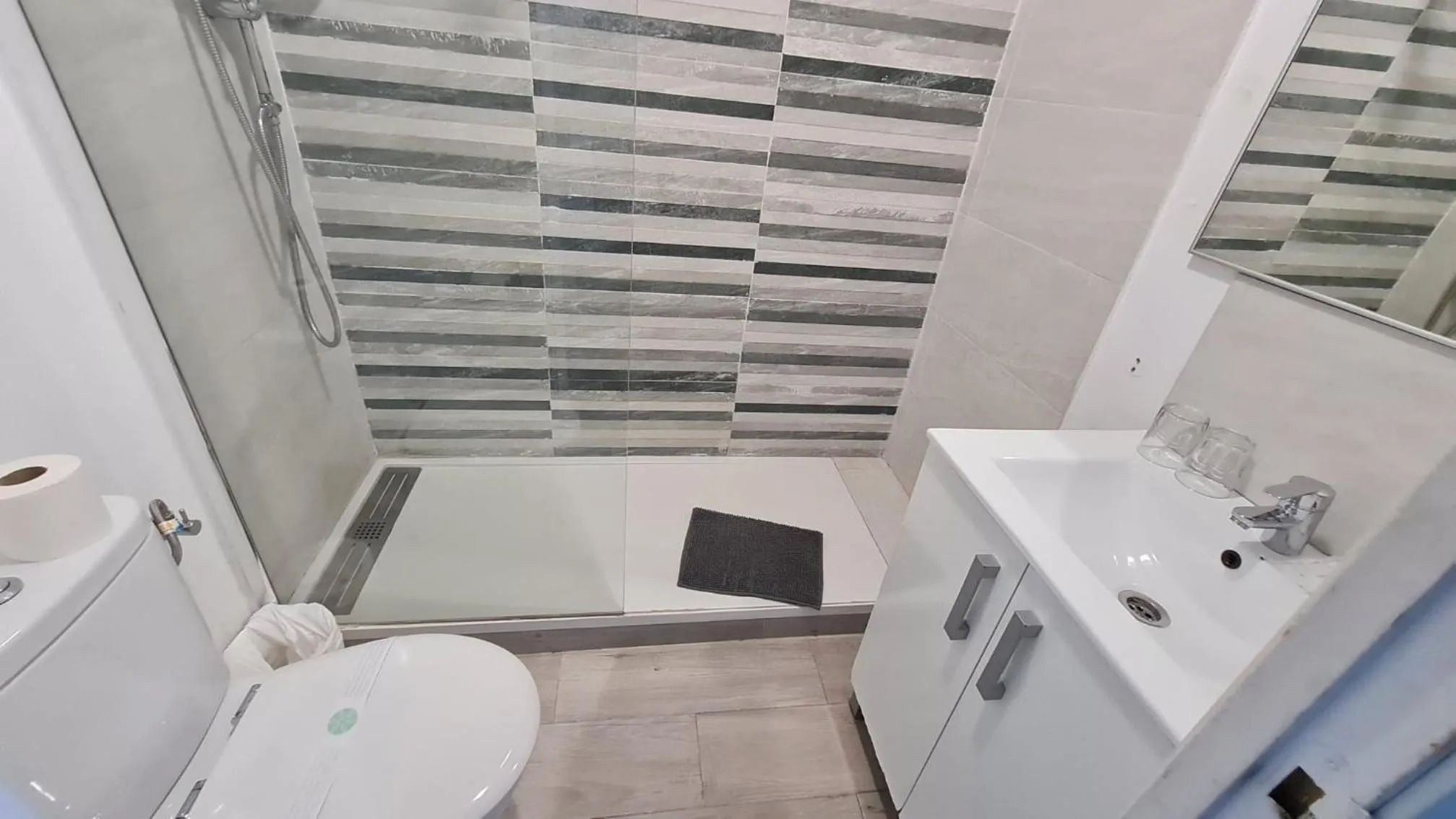 Shower in Hostal Eixample