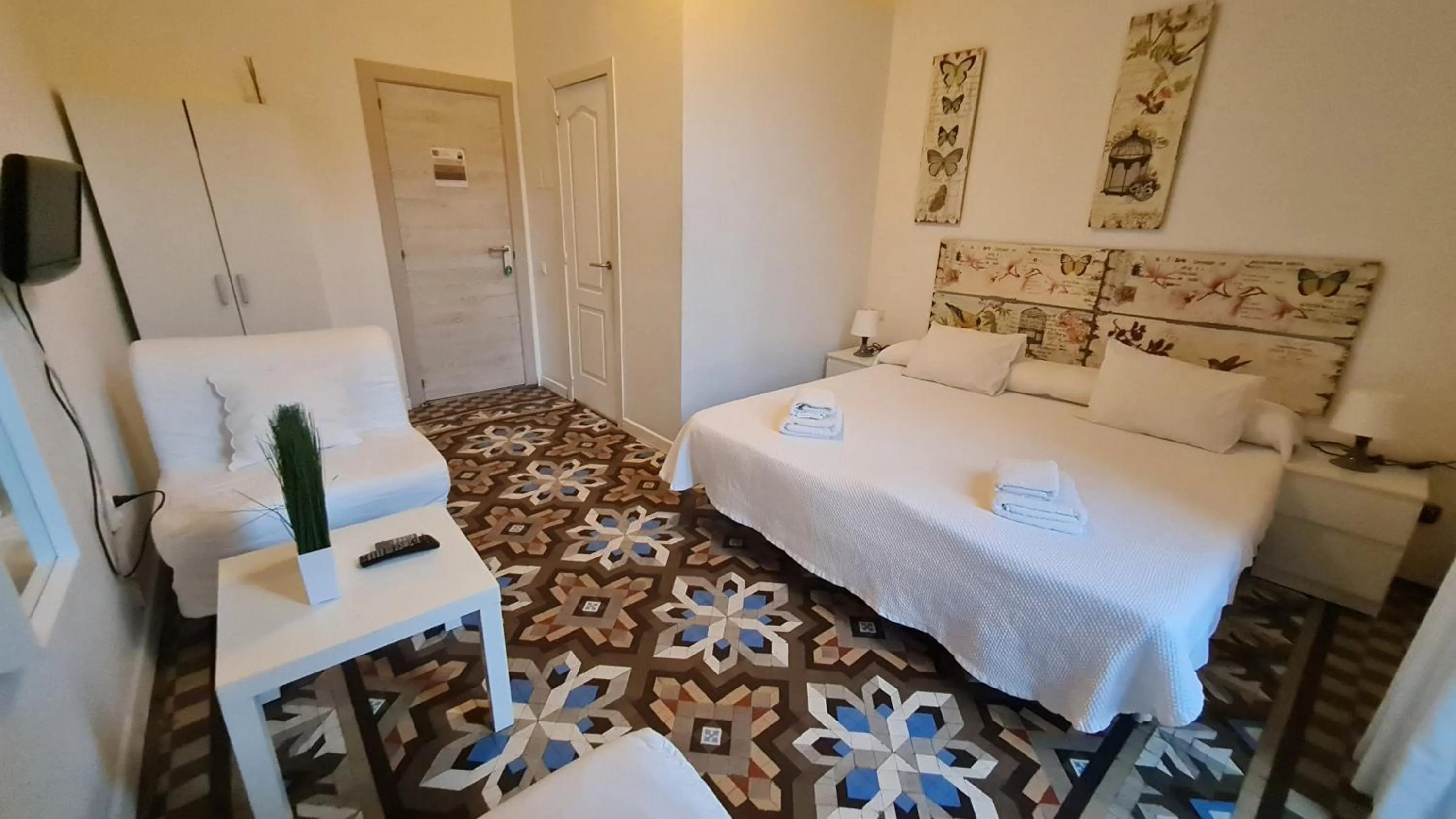 Bedroom, Bed in Hostal Eixample