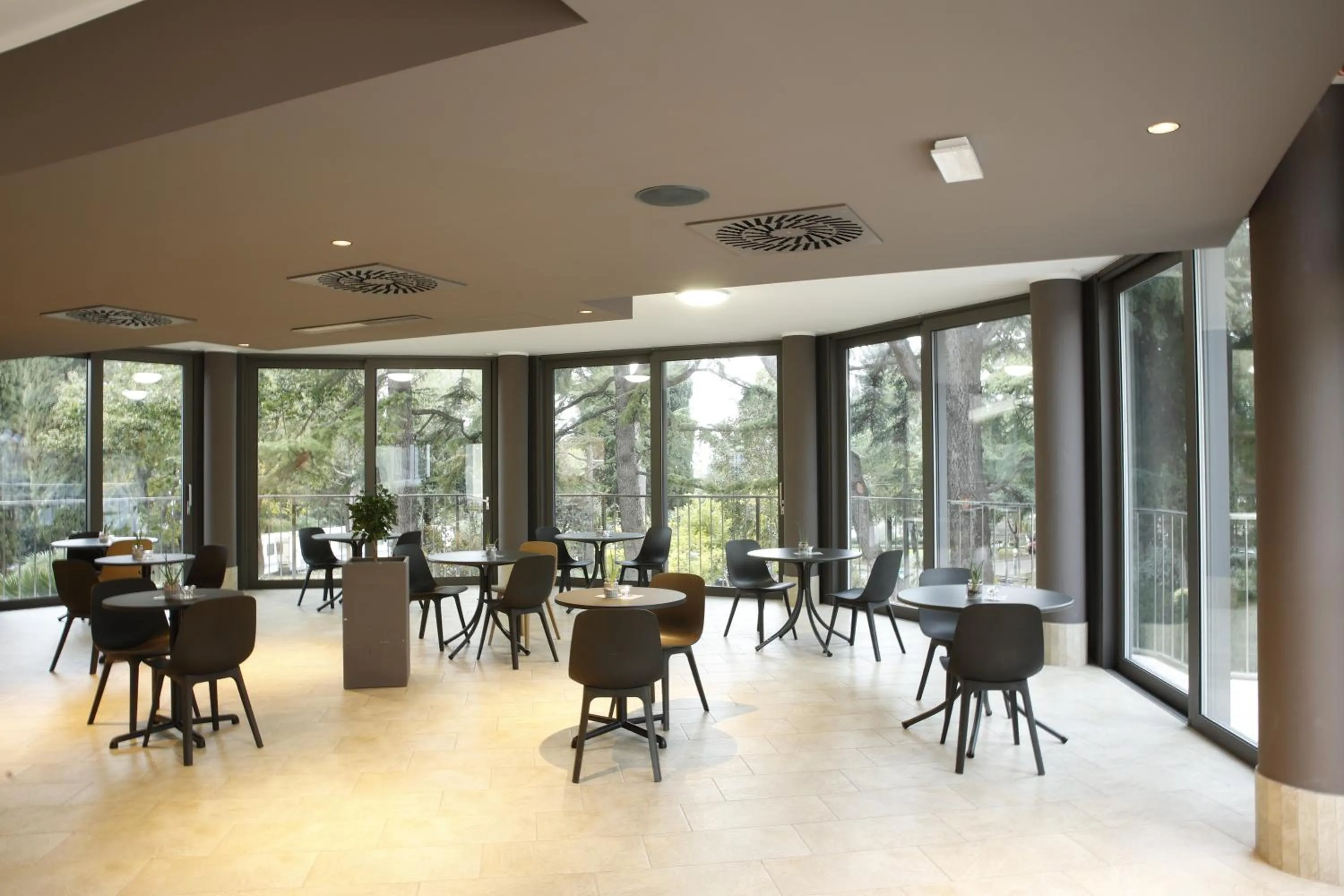 Lounge or bar in FLORAMARE HEALTH RESORT