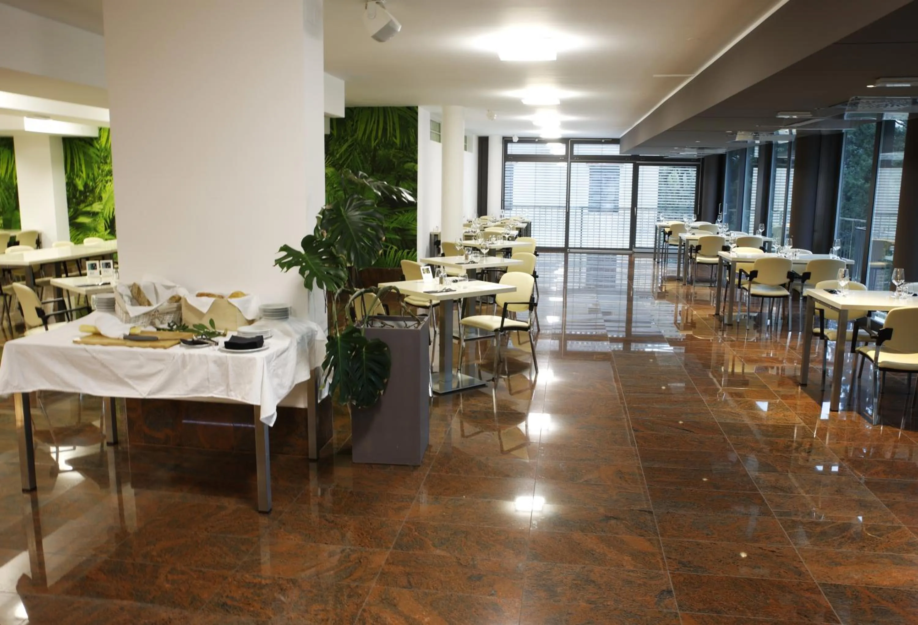 Restaurant/places to eat in FLORAMARE HEALTH RESORT