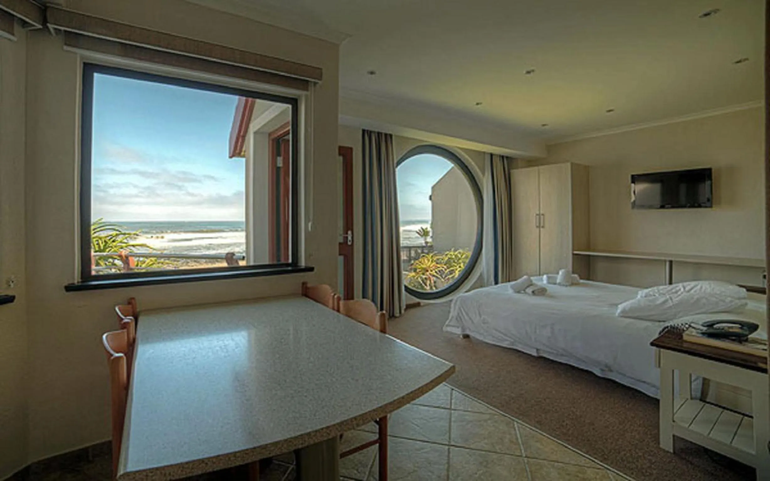 Bedroom, Bed in Beach Lodge
