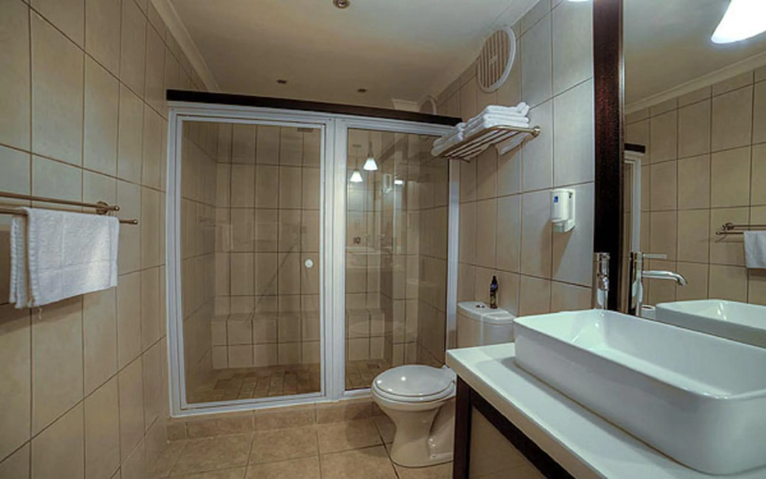 Bathroom in Beach Lodge