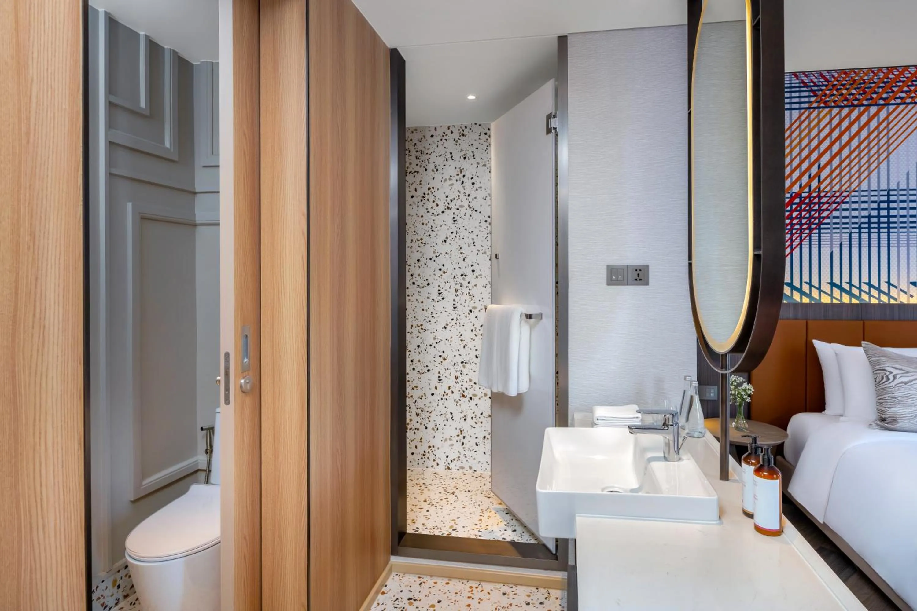 Shower, Bed in Mercure Bangkok Surawong