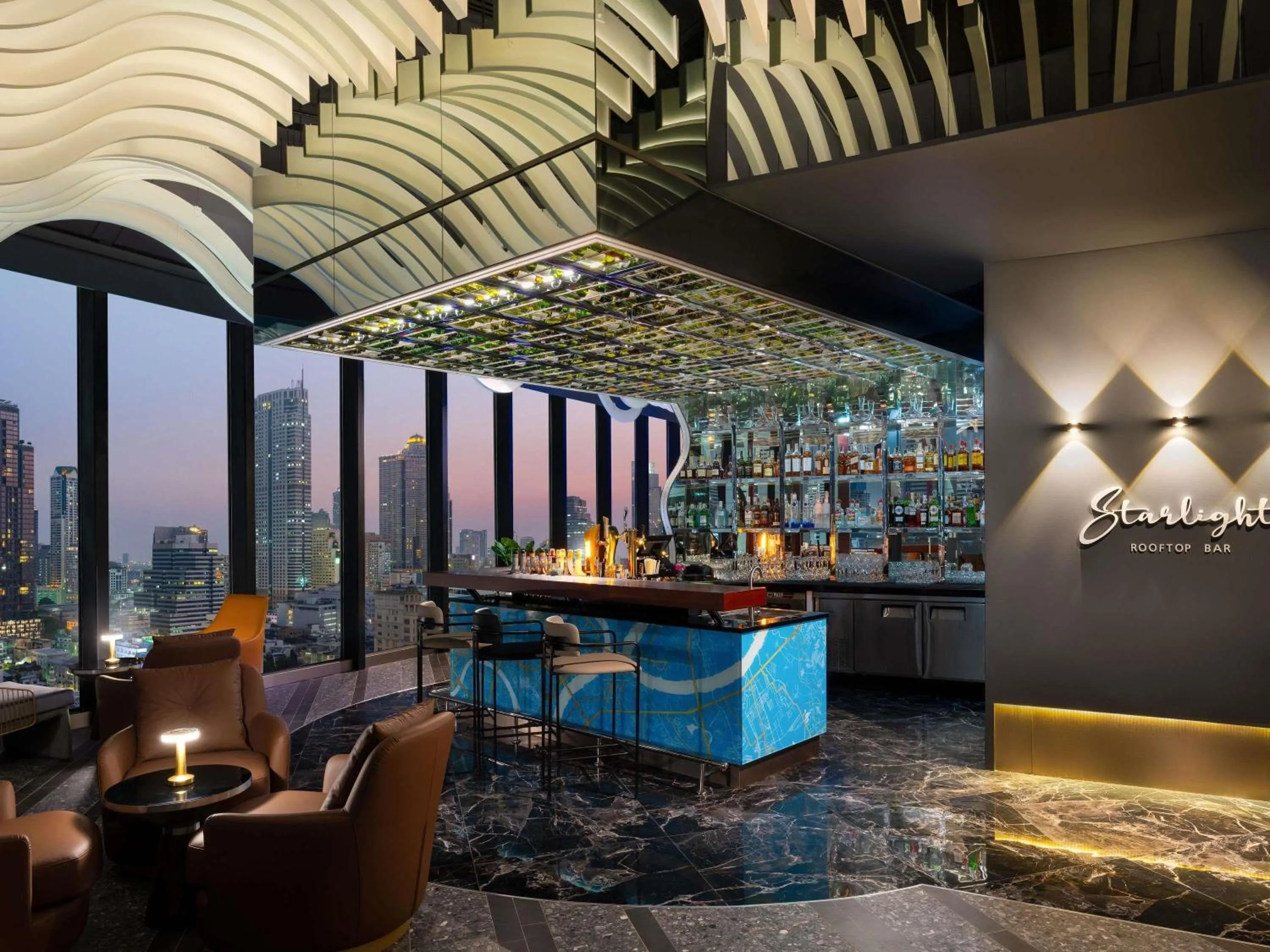 Lounge or bar in Mercure Bangkok Surawong