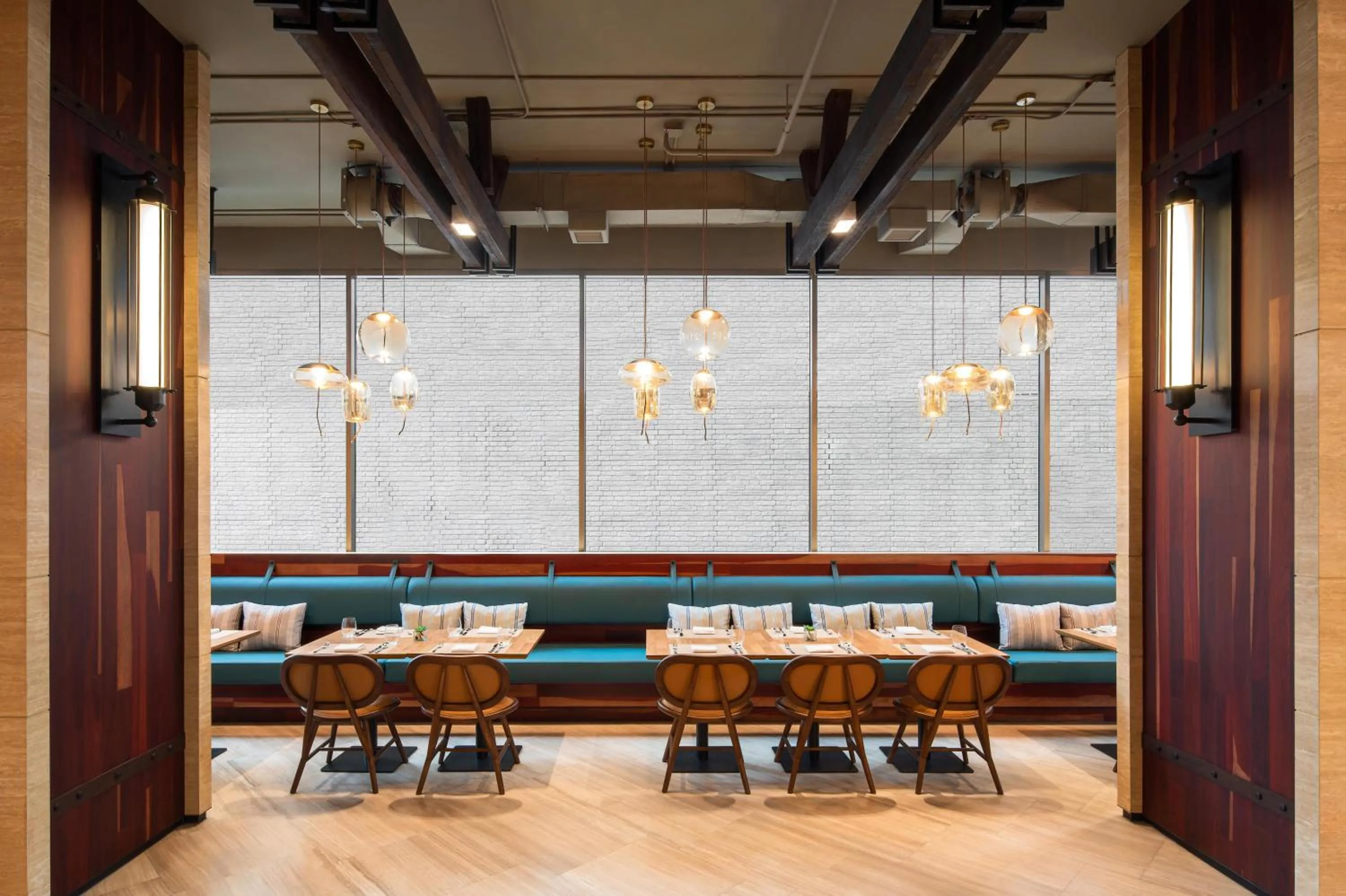 Restaurant/places to eat in Mercure Bangkok Surawong