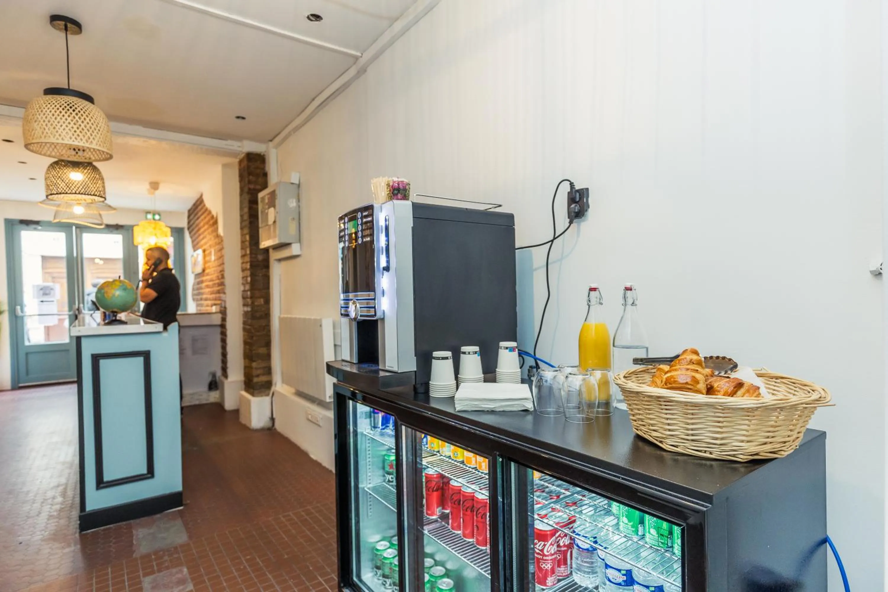 Food and drinks in Young and Happy Latin Quarter by Hiphophostels