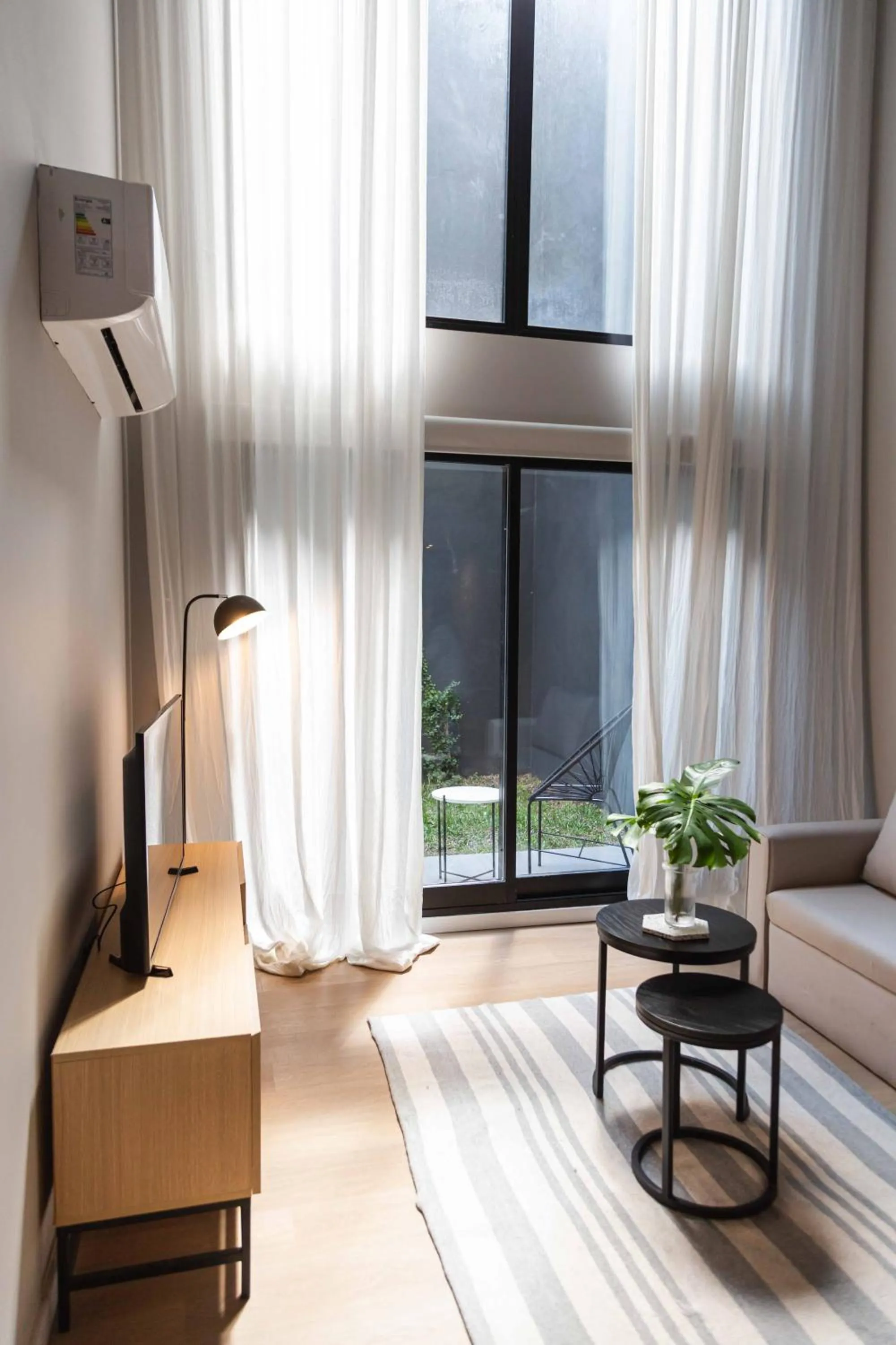 Living room, Bed in Milenia Soho by iPPA